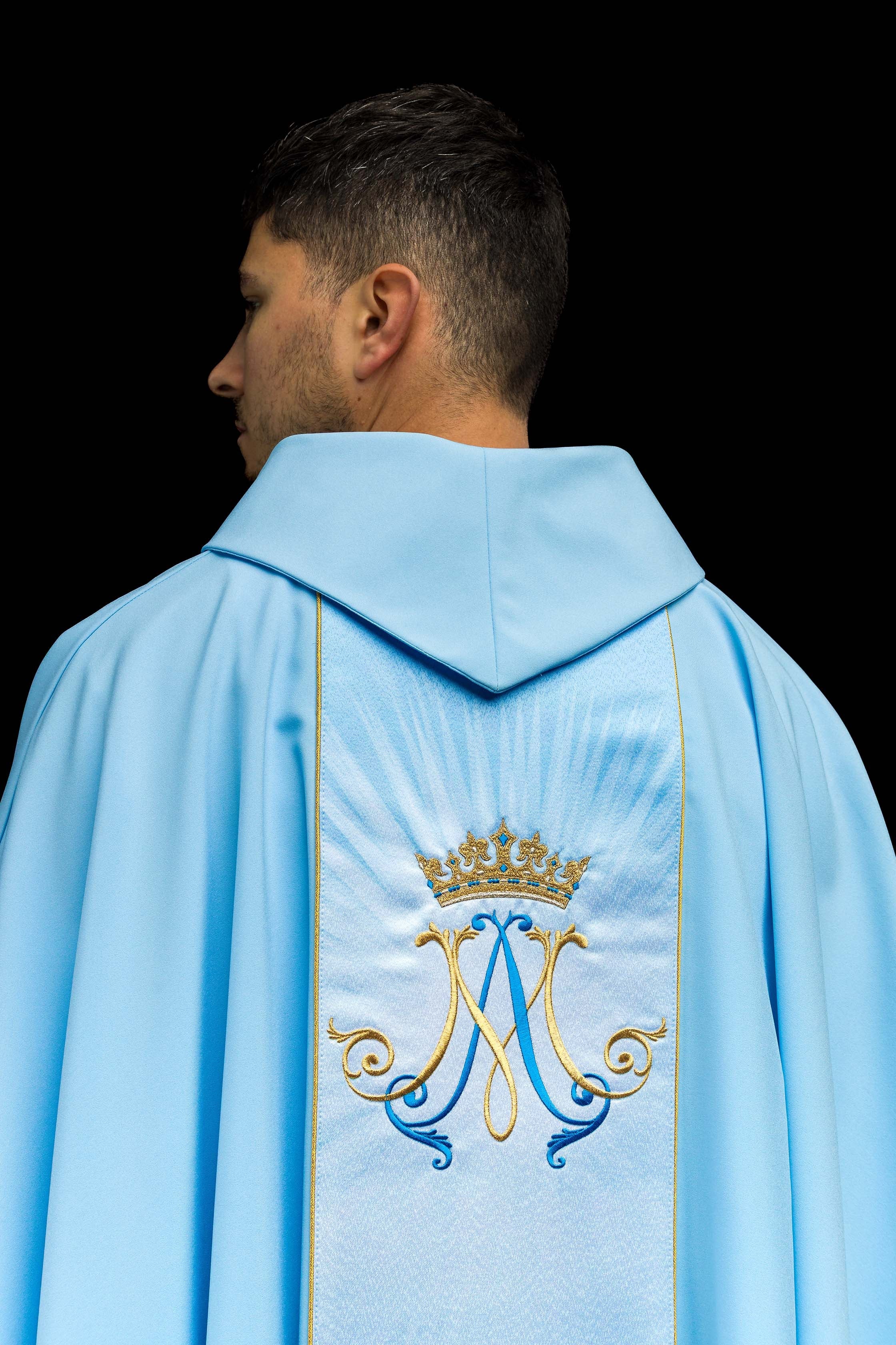 Casula litúrgica azul mariana com faixa sublimada e bordada
