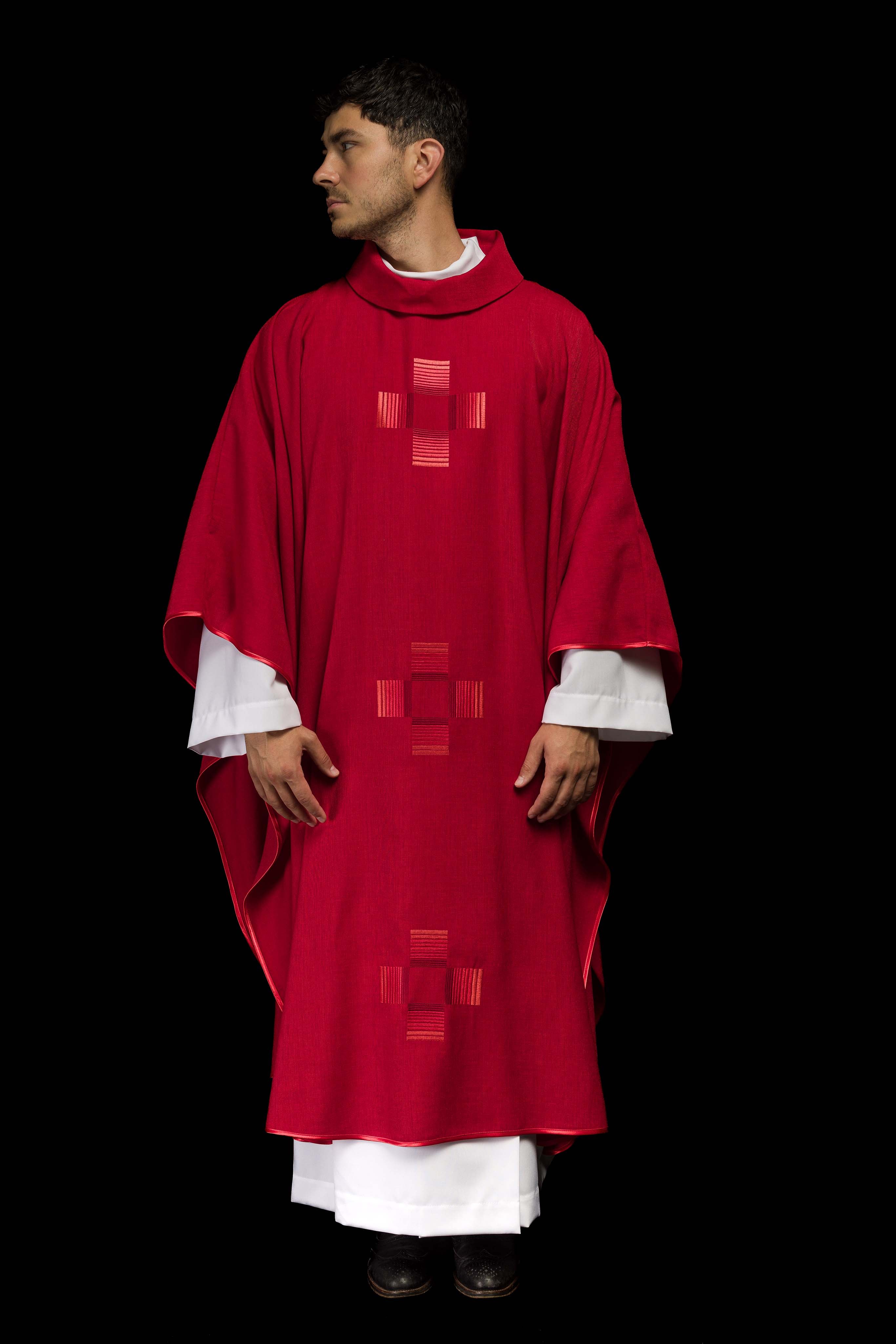 Casula vermelha com cruzes bordadas - chasubles.com.br