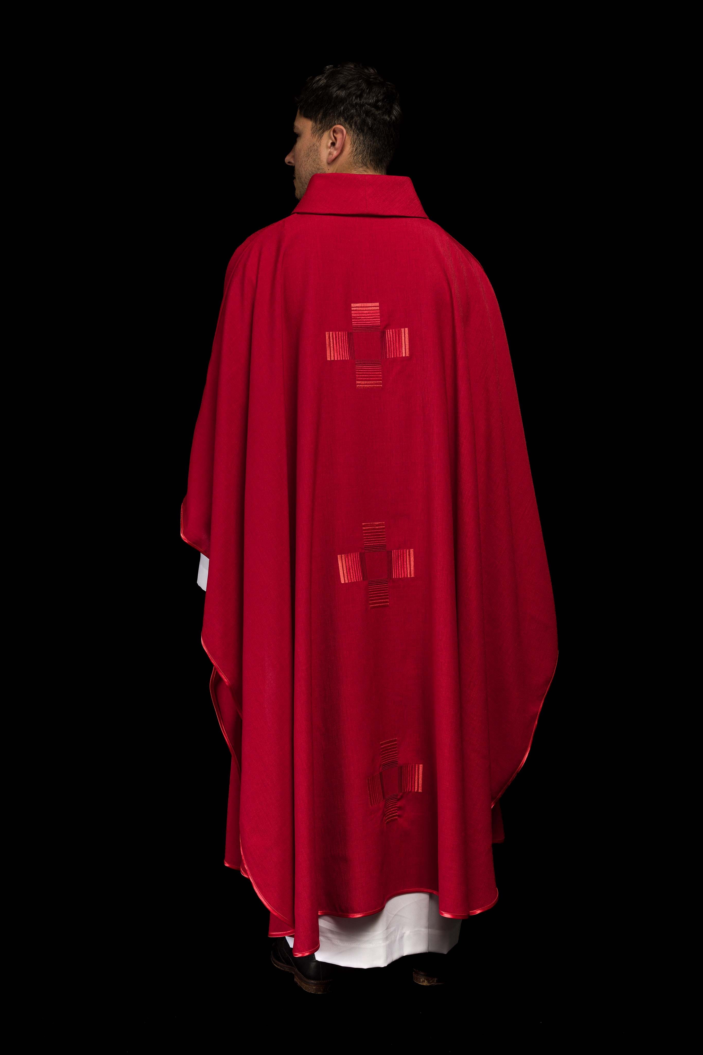 Casula vermelha com cruzes bordadas - chasubles.com.br