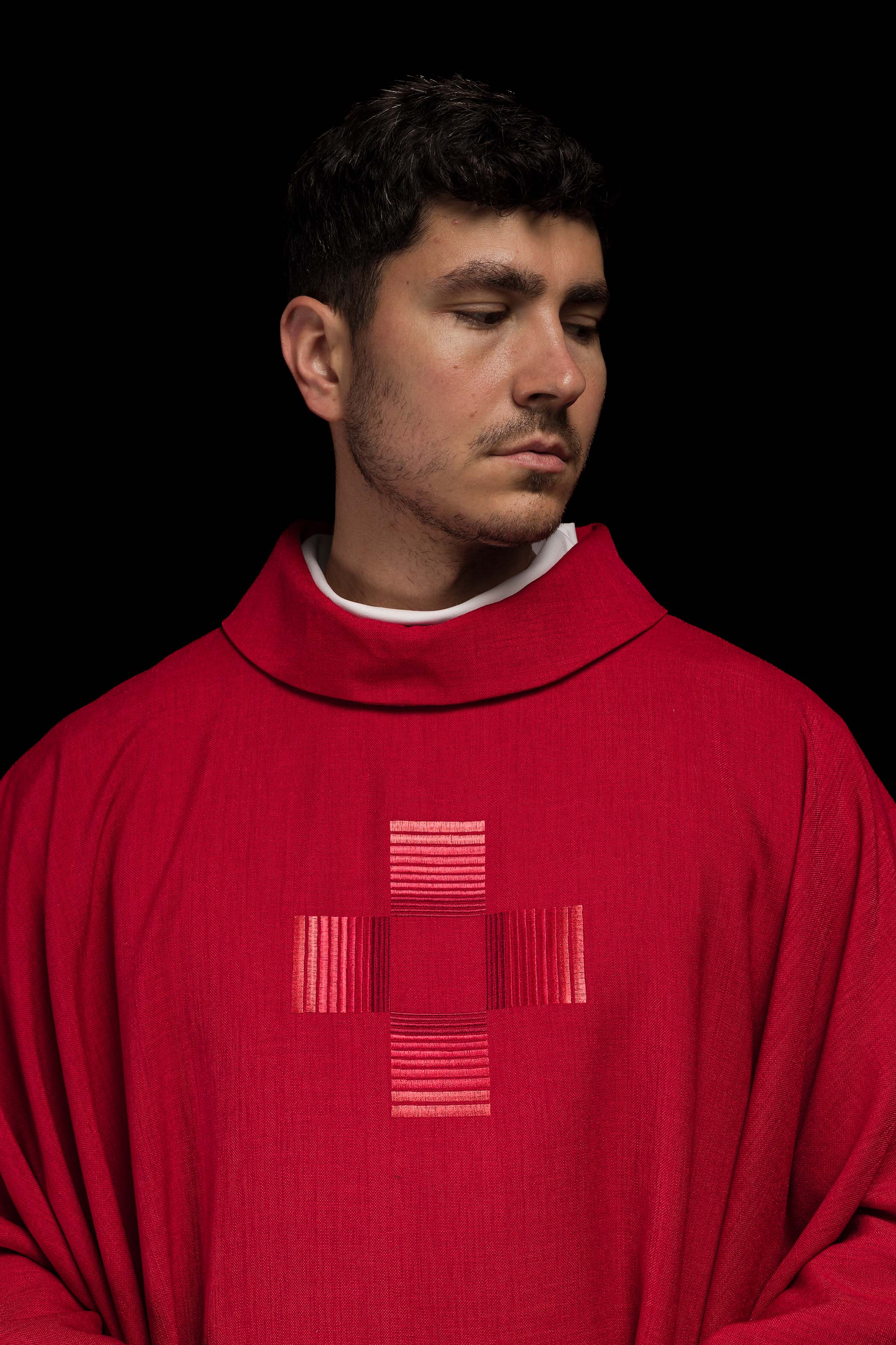 Casula vermelha com cruzes bordadas - chasubles.com.br