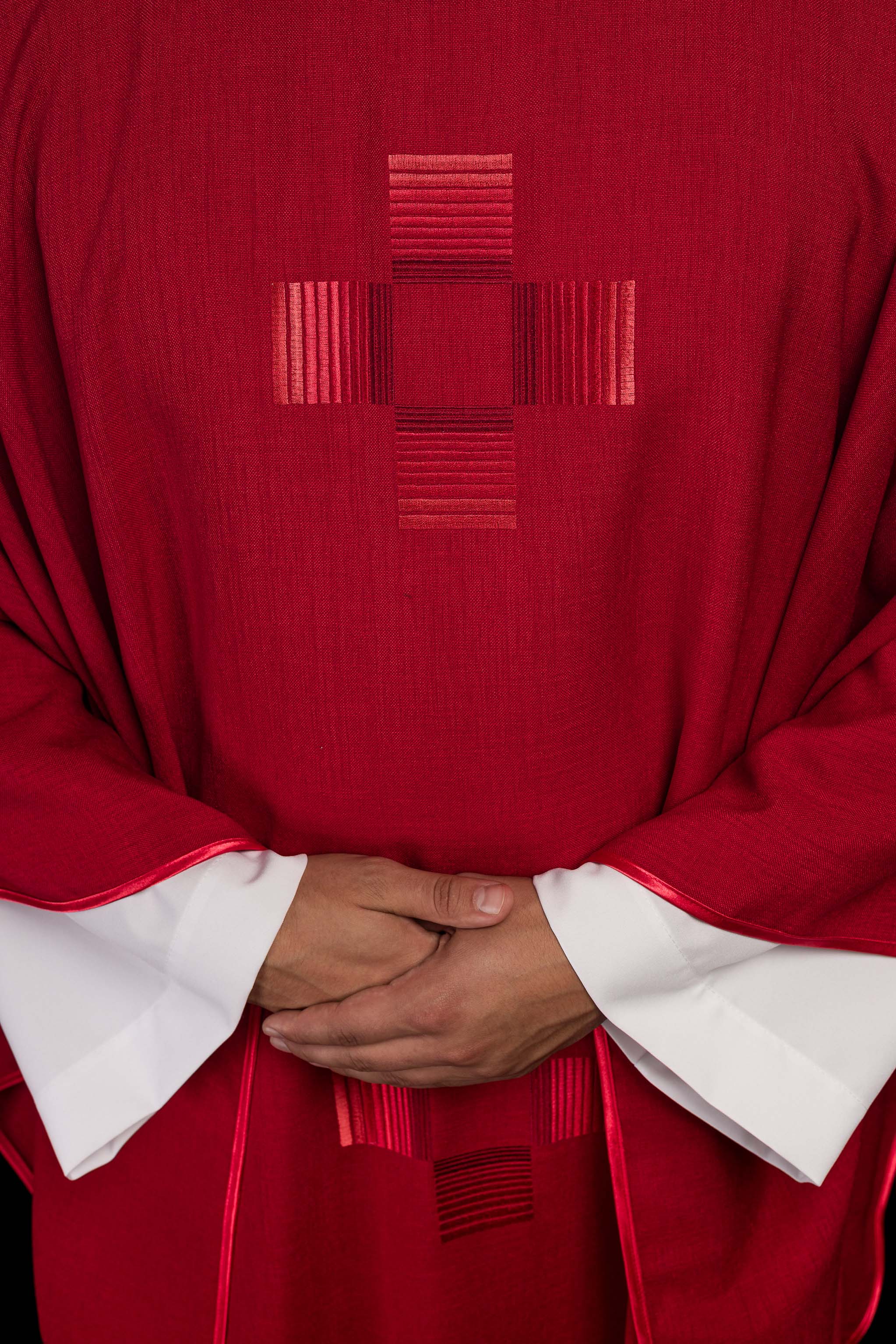 Casula vermelha com cruzes bordadas - chasubles.com.br