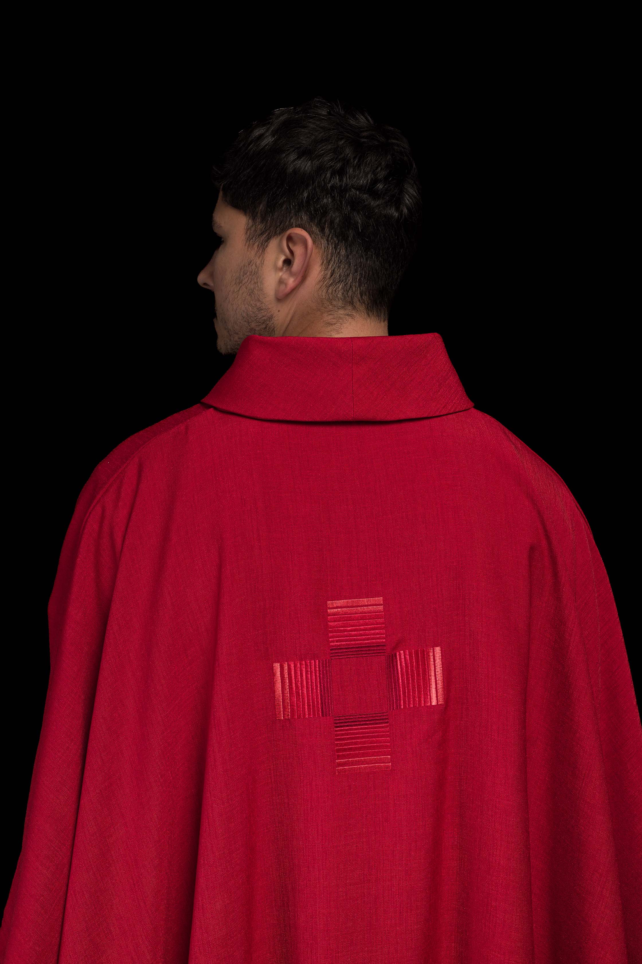 Casula vermelha com cruzes bordadas - chasubles.com.br