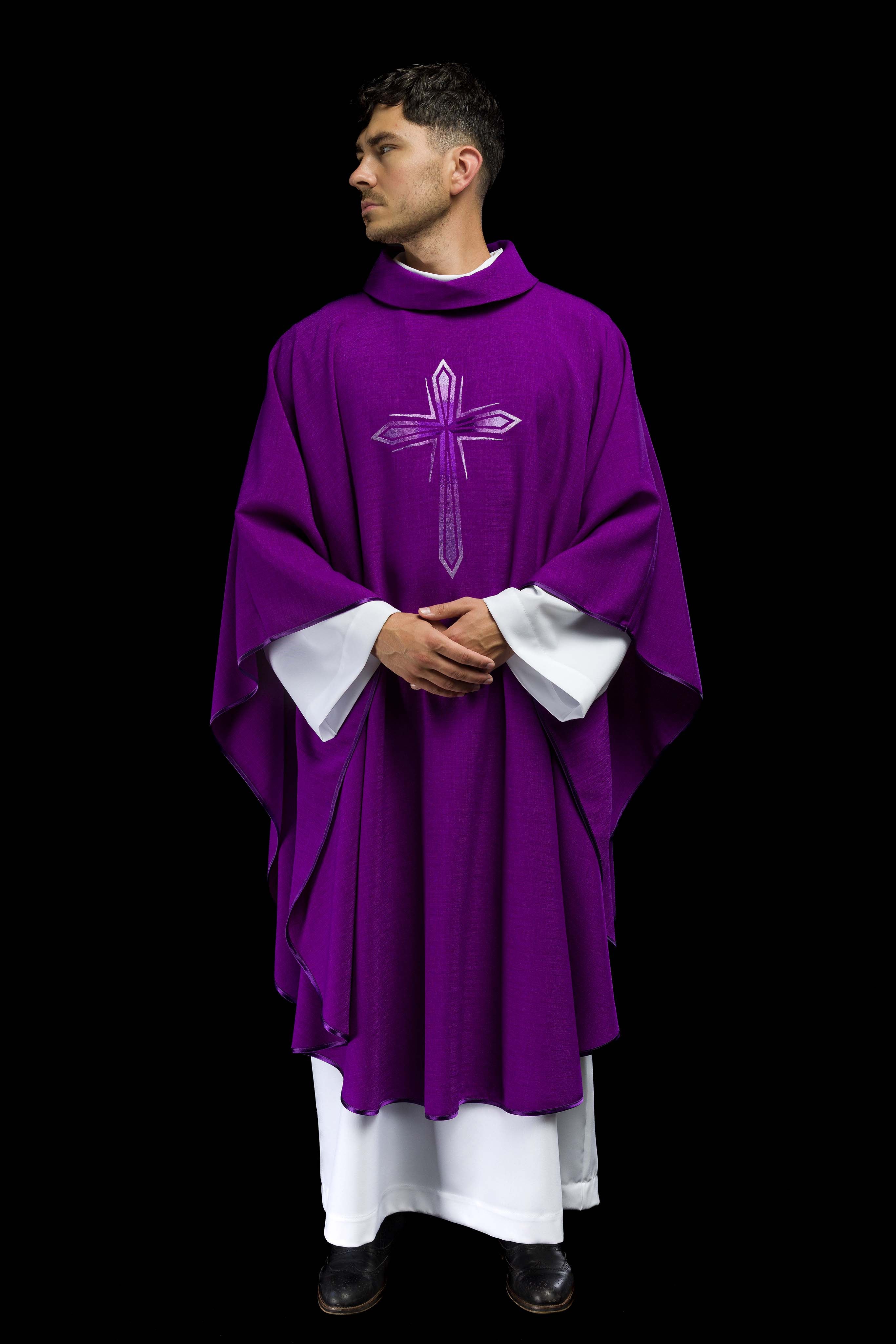 Casula roxa com bordado de cruz - chasubles.com.br