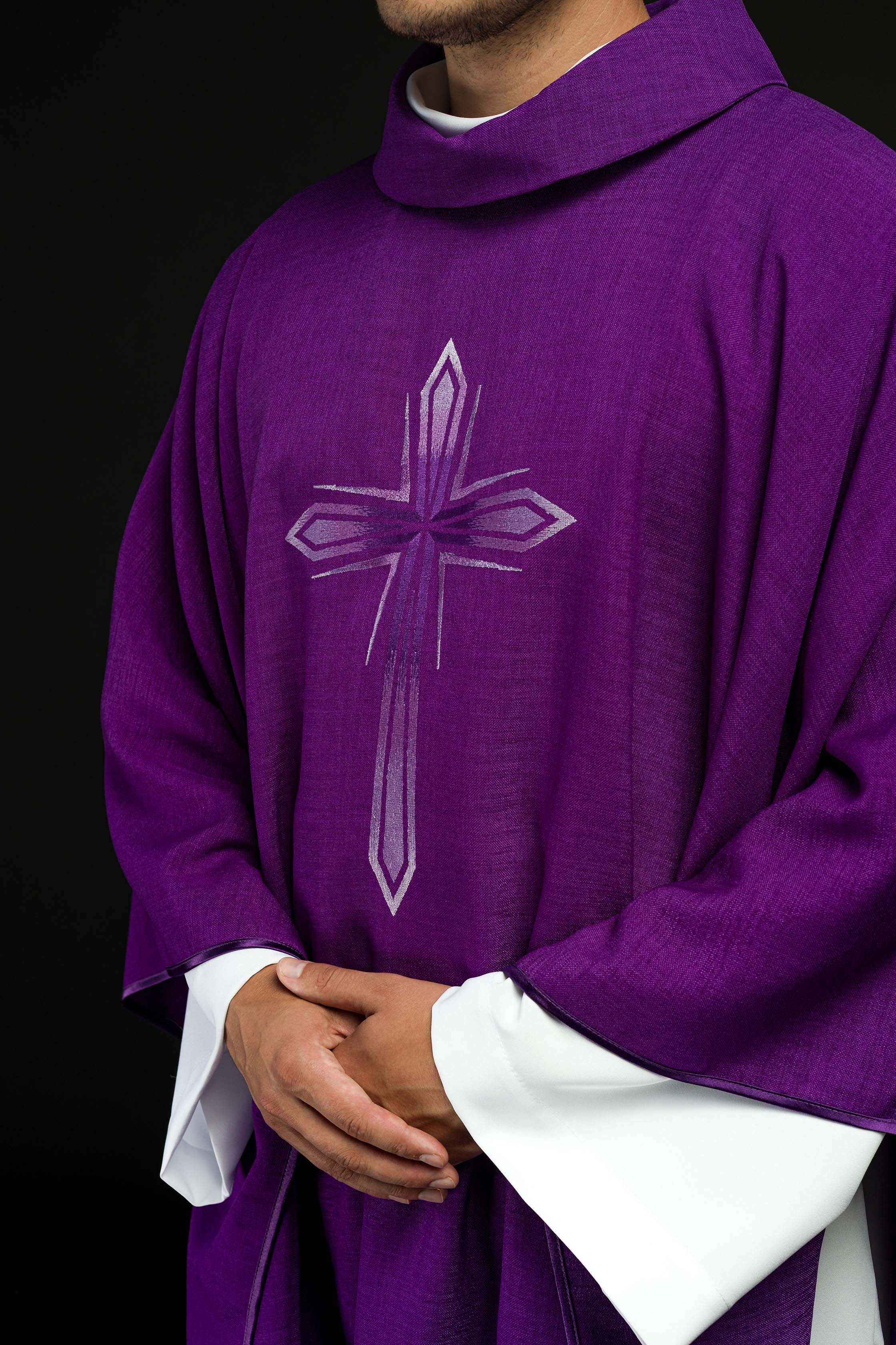 Casula roxa com bordado de cruz - chasubles.com.br