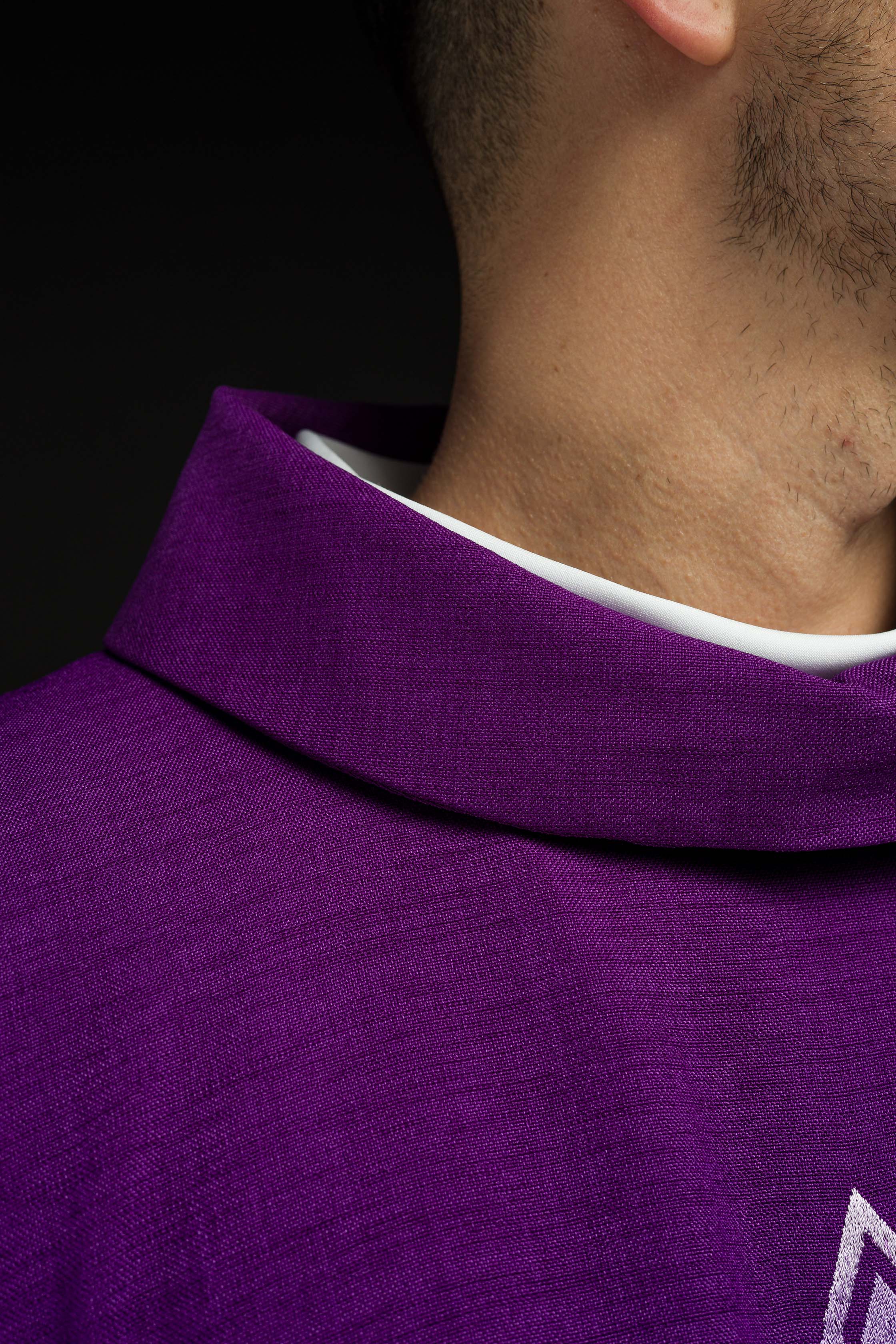 Casula roxa com bordado de cruz - chasubles.com.br