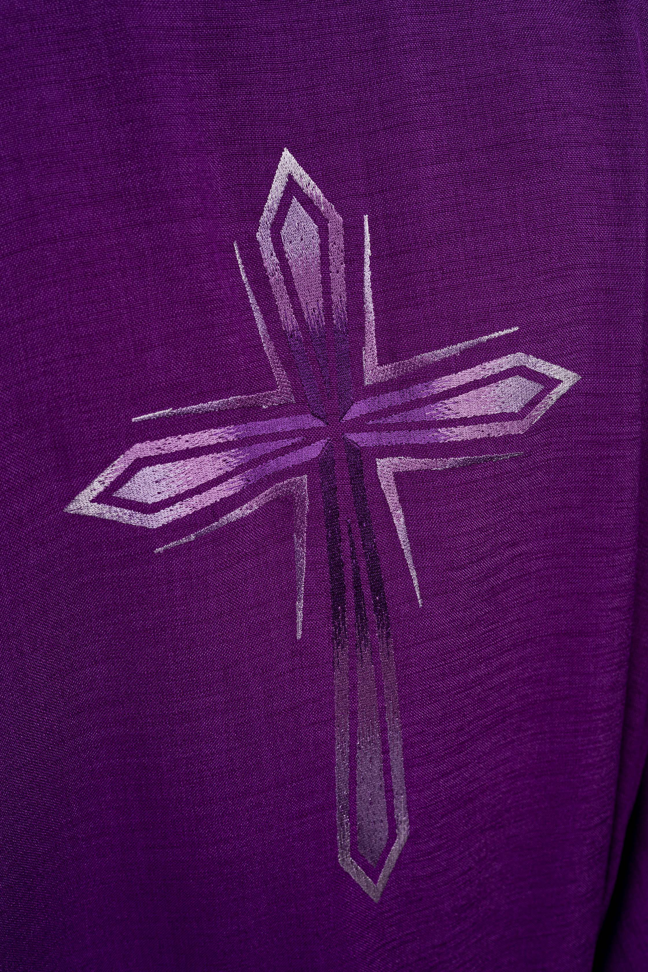 Casula roxa com bordado de cruz - chasubles.com.br