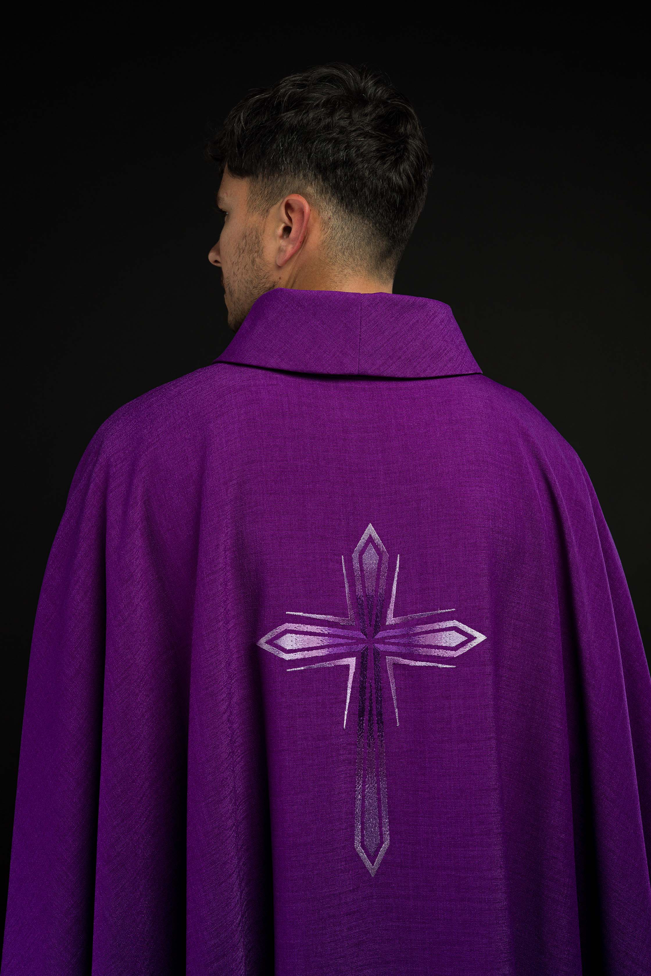 Casula roxa com bordado de cruz - chasubles.com.br