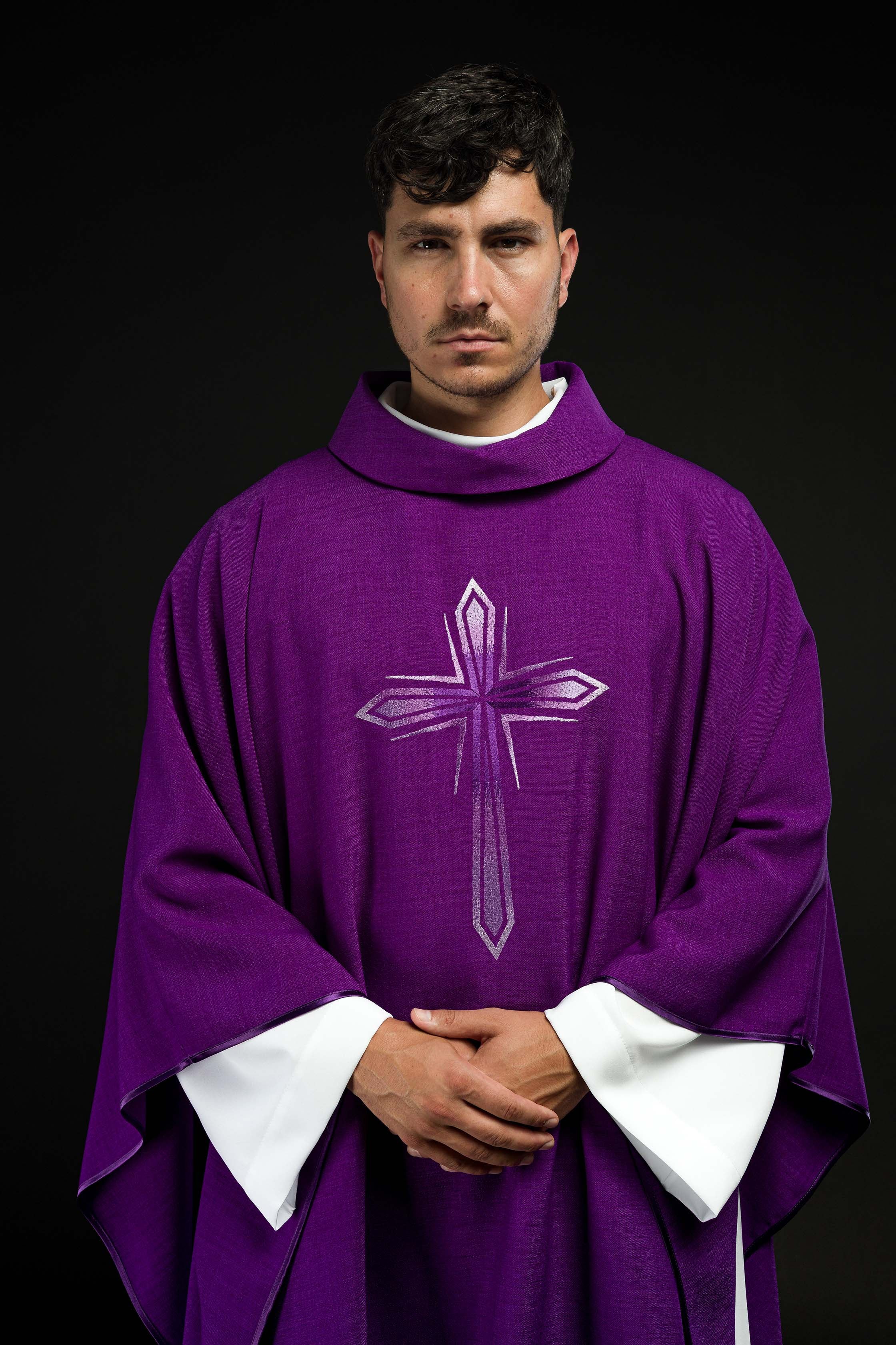 Casula roxa com bordado de cruz - chasubles.com.br