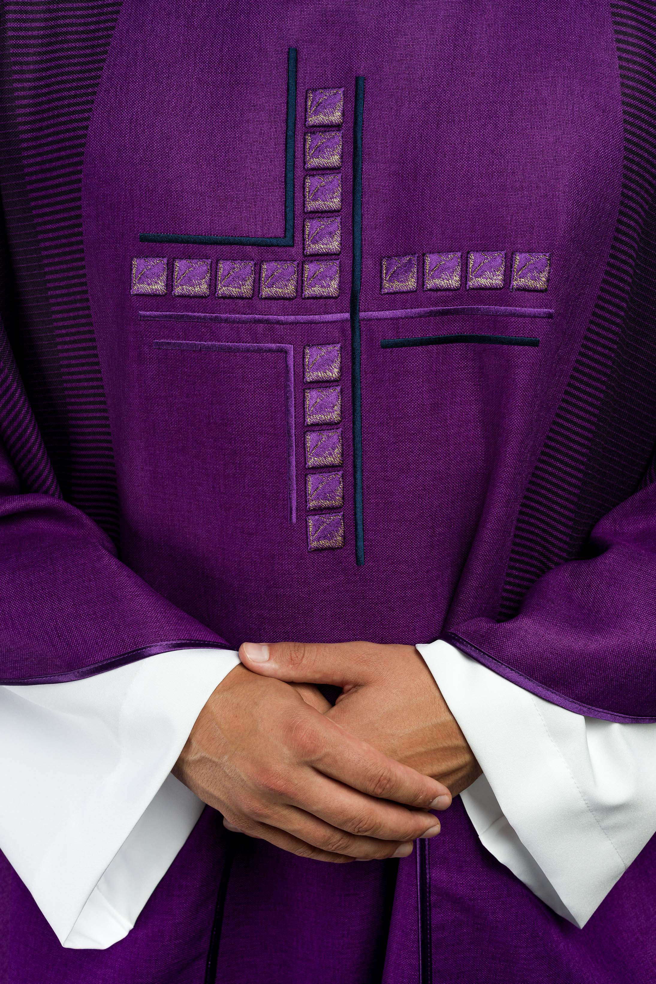 Casula roxa com Cruz - chasubles.com.br