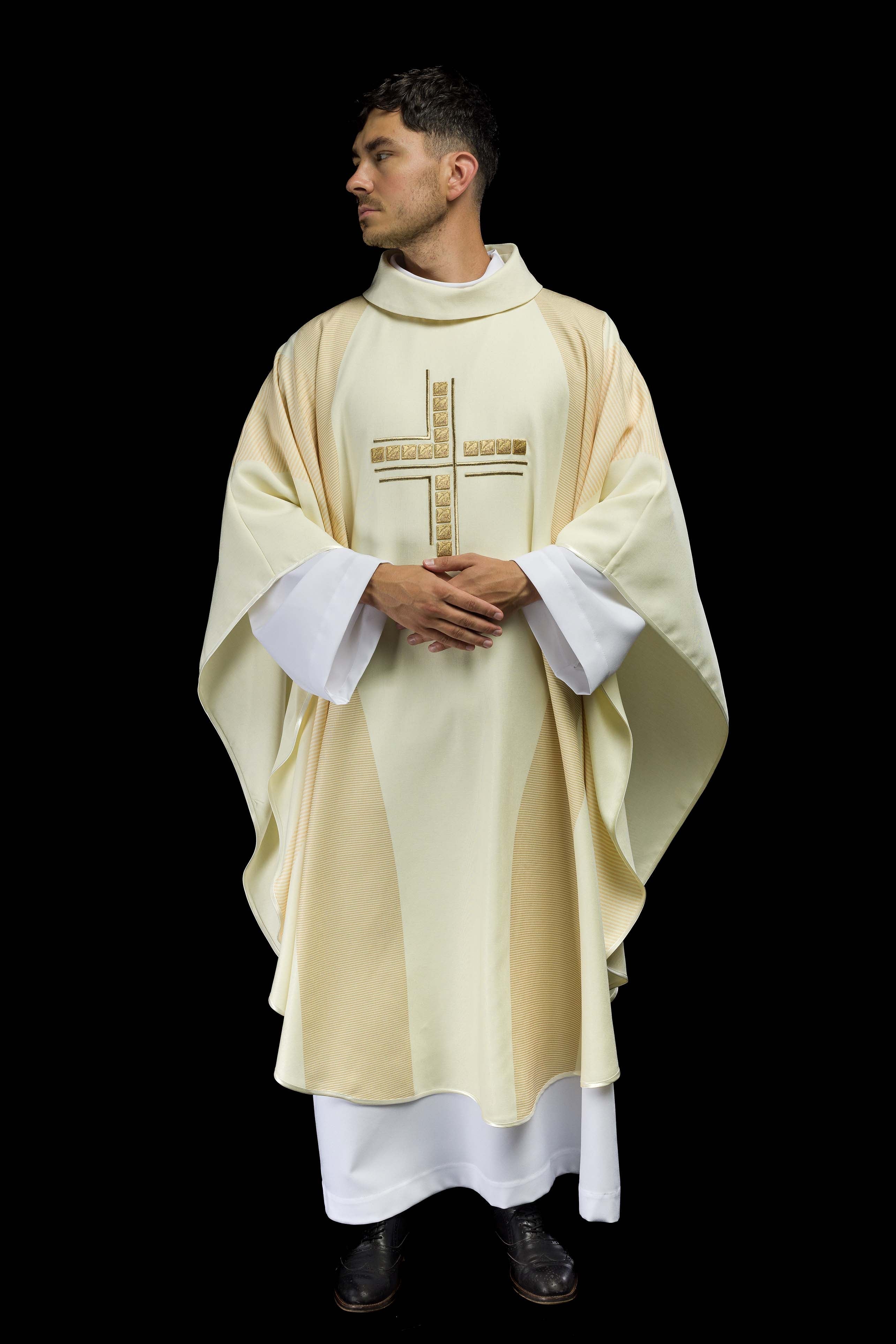Casula creme com cruz bordada - chasubles.com.br