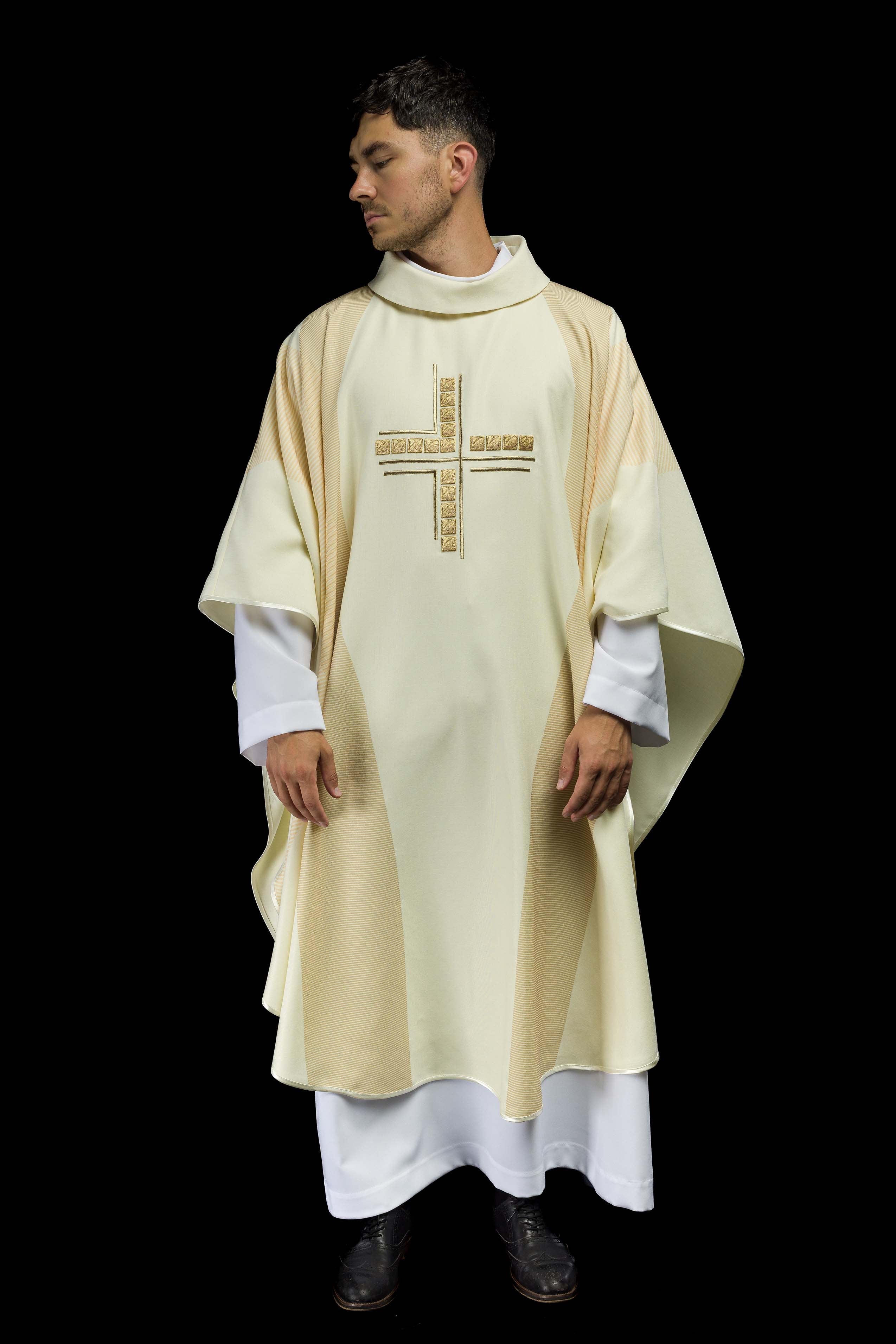 Casula creme com cruz bordada - chasubles.com.br