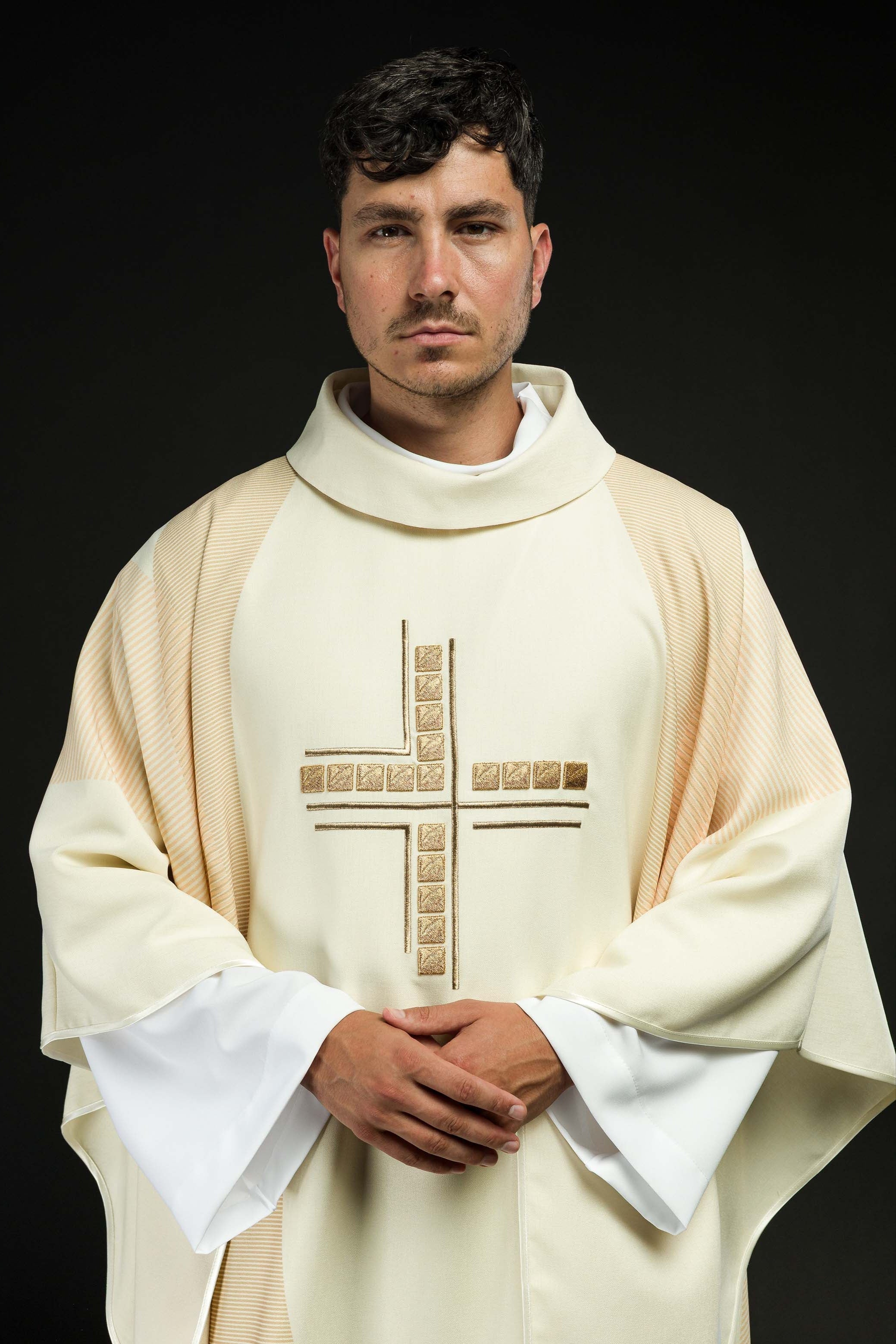 Casula creme com cruz bordada - chasubles.com.br