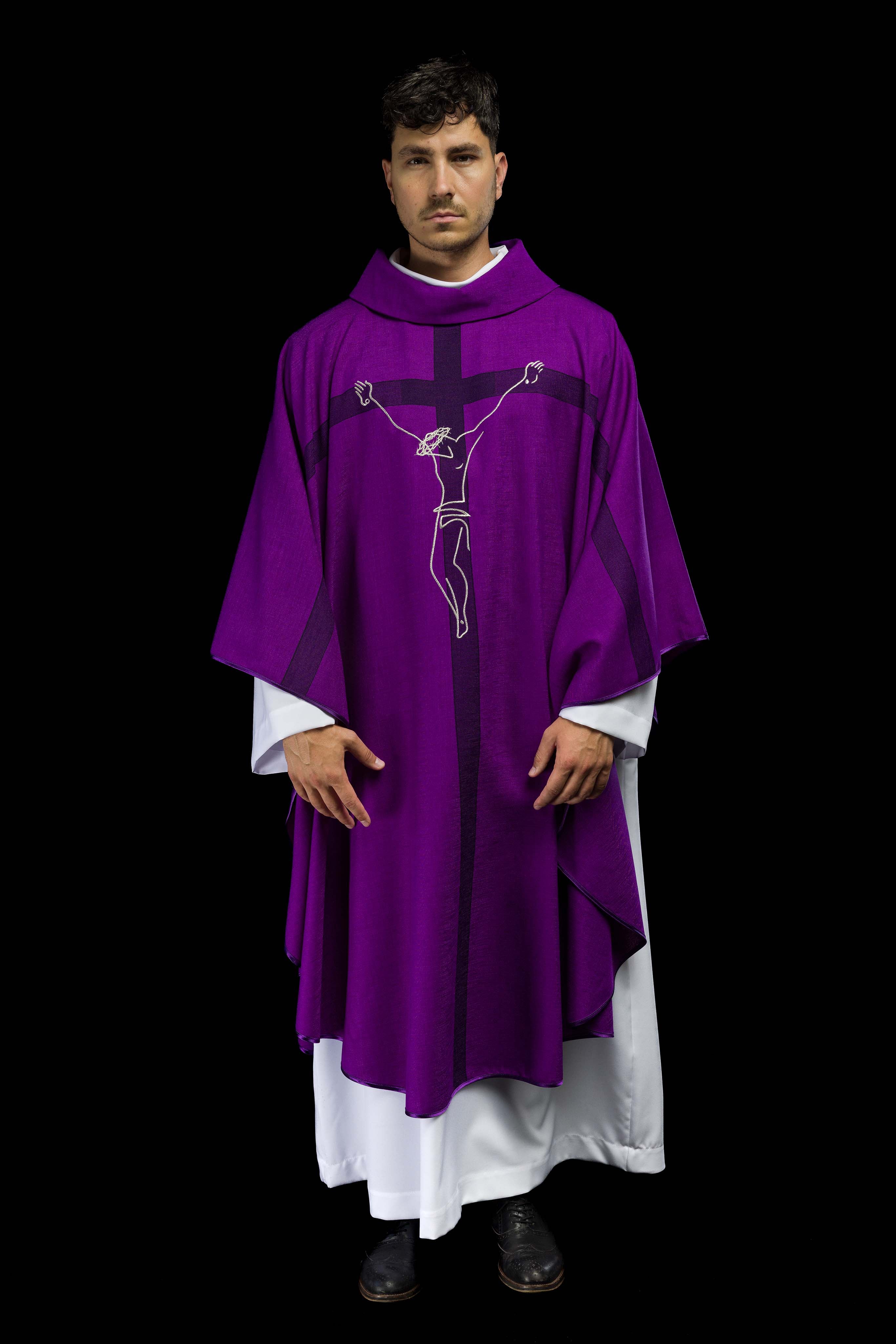 Casula roxa com motivo de Jesus na Cruz - chasubles.com.br