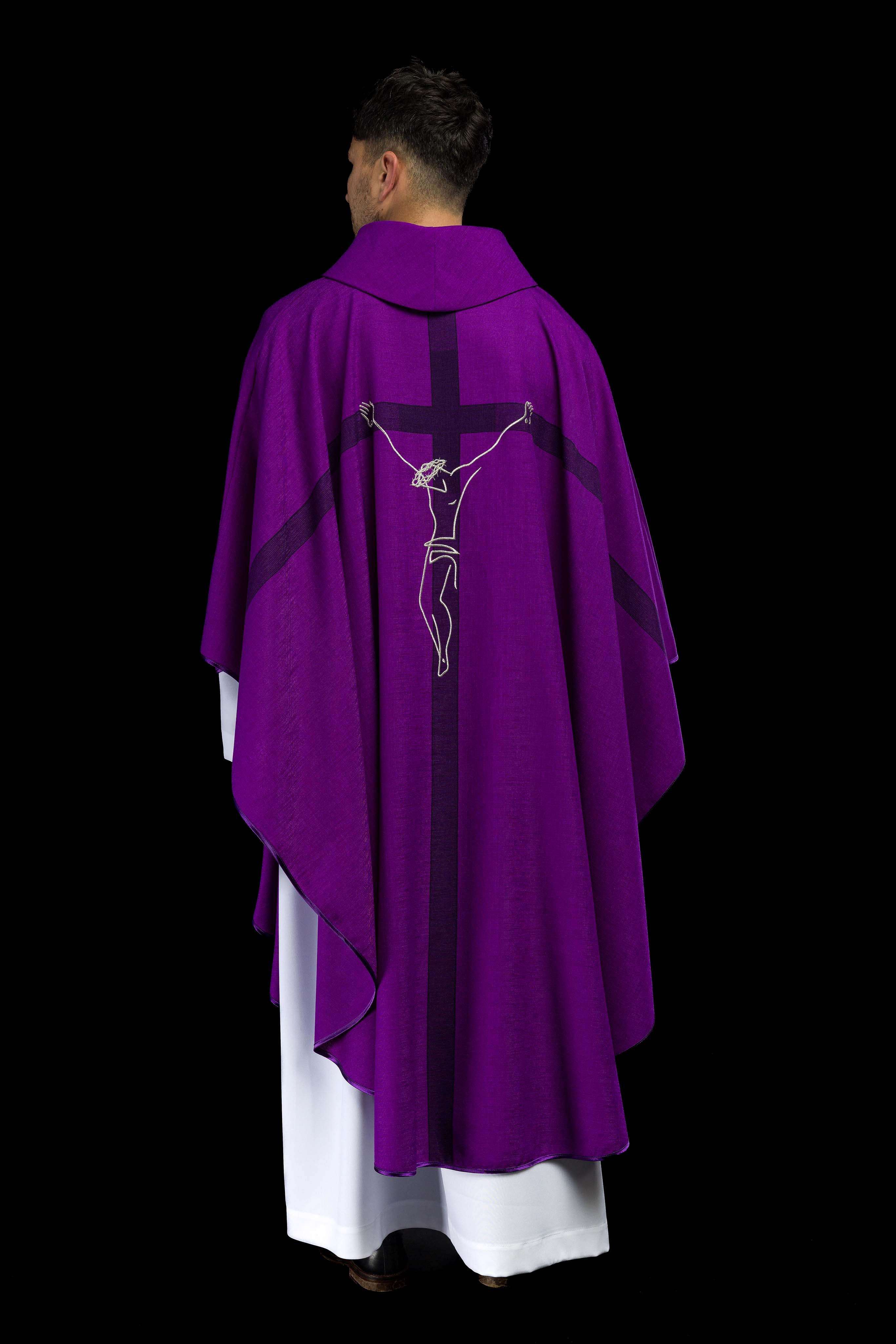 Casula roxa com motivo de Jesus na Cruz - chasubles.com.br