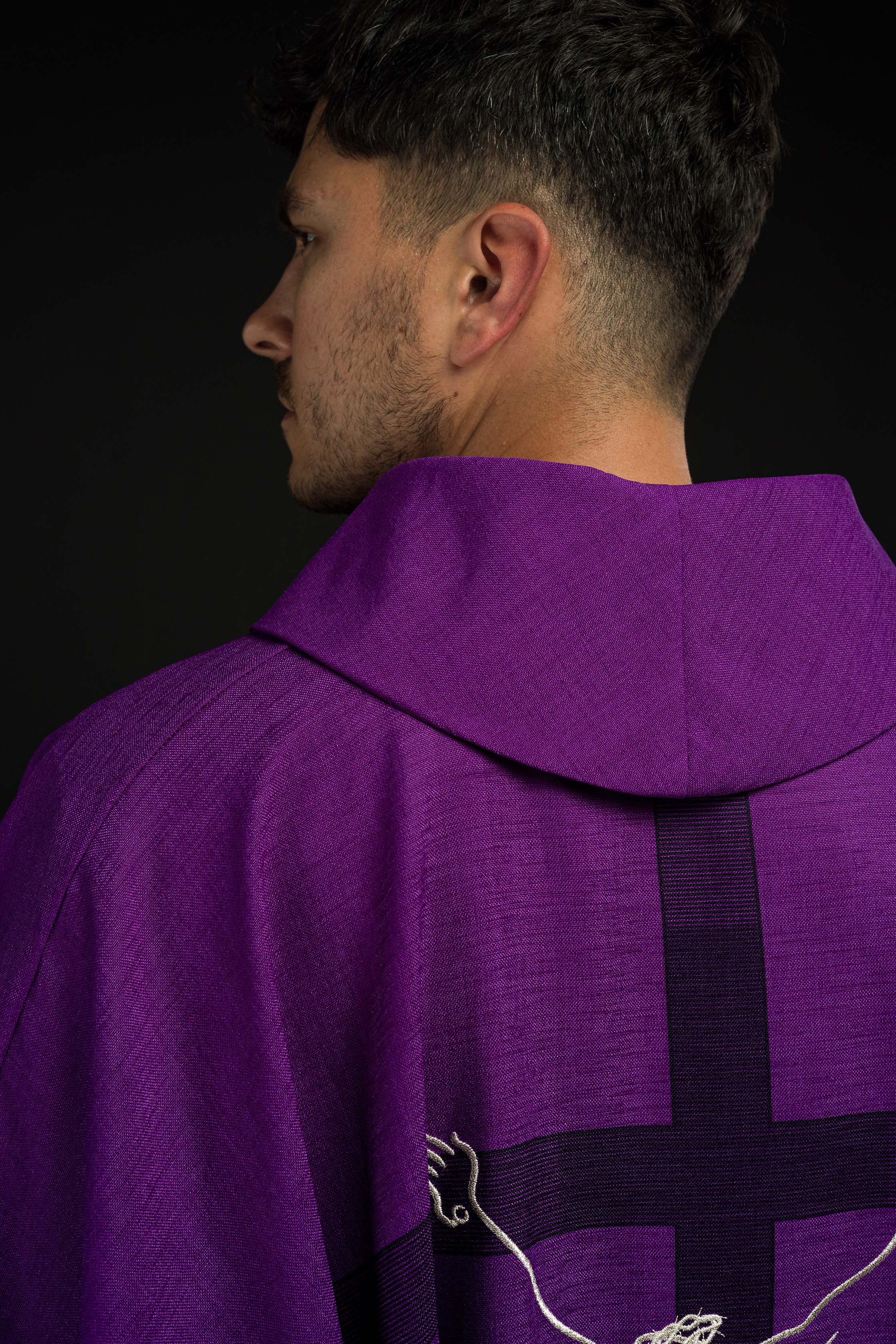 Casula roxa com motivo de Jesus na Cruz - chasubles.com.br