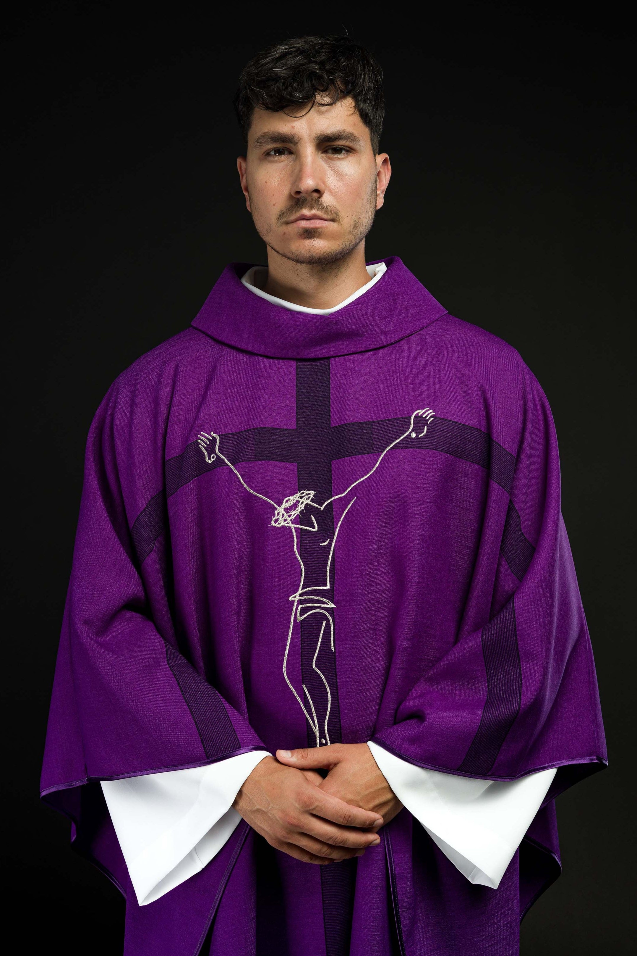 Casula roxa com motivo de Jesus na Cruz - chasubles.com.br