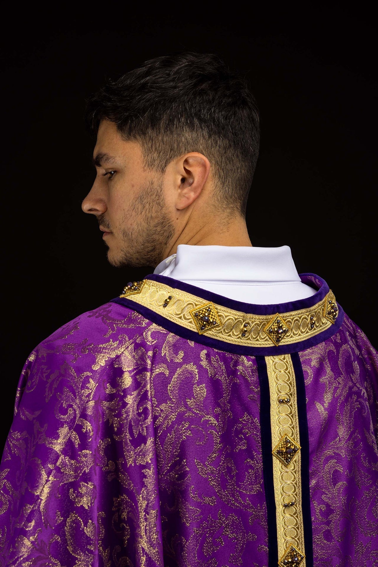 Casula feita à mão com pedras naturais Handmade 7003 - chasubles.com.br