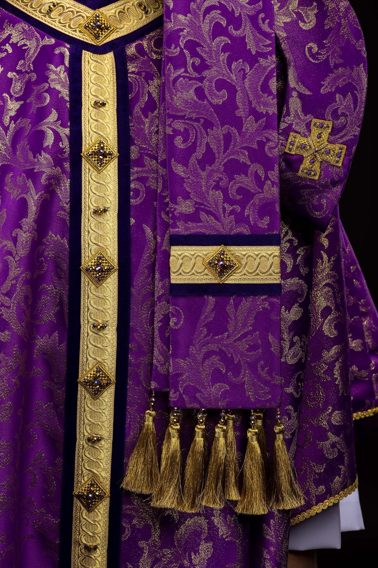 Casula feita à mão com pedras naturais Handmade 7003 - chasubles.com.br