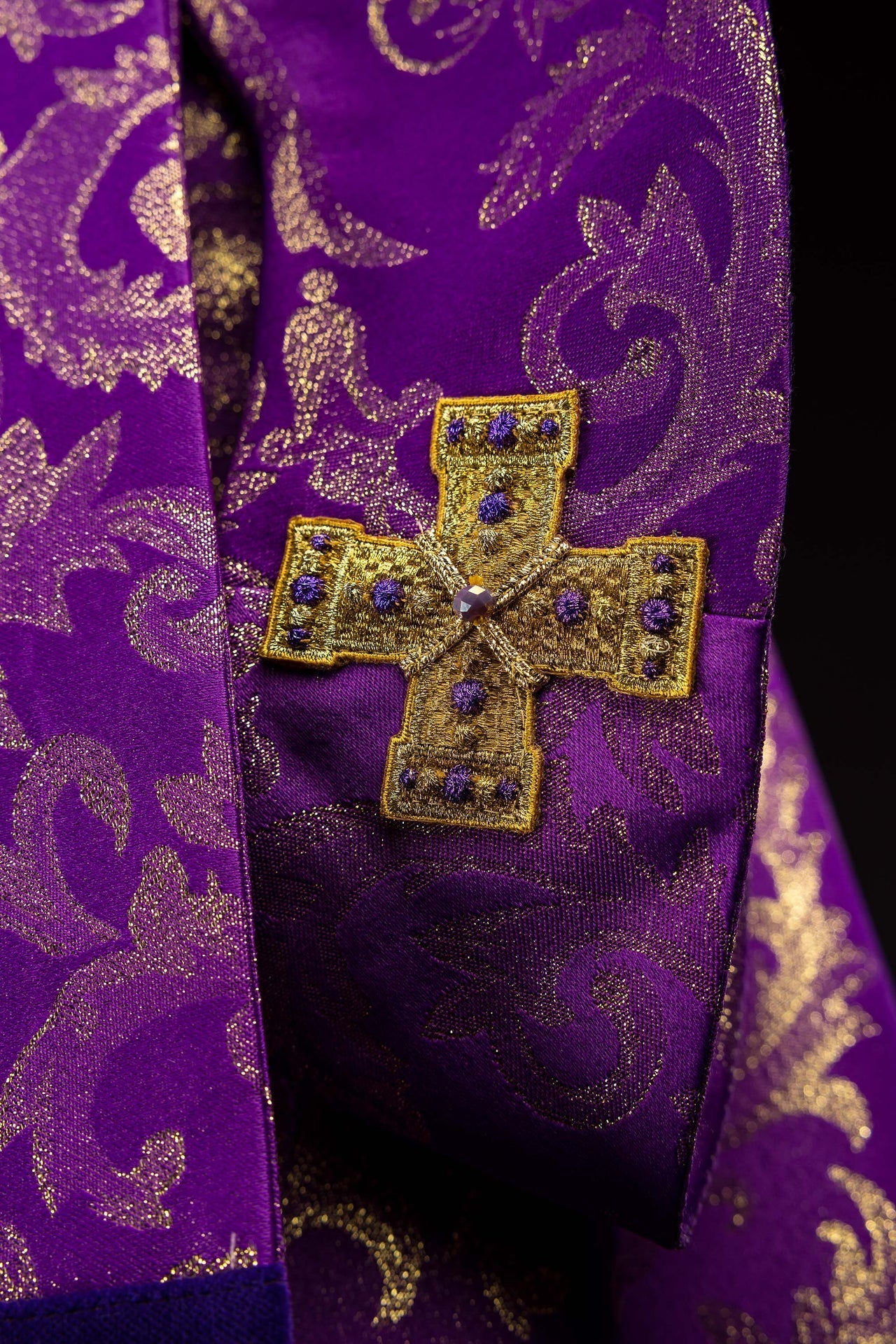 Casula feita à mão com pedras naturais Handmade 7003 - chasubles.com.br
