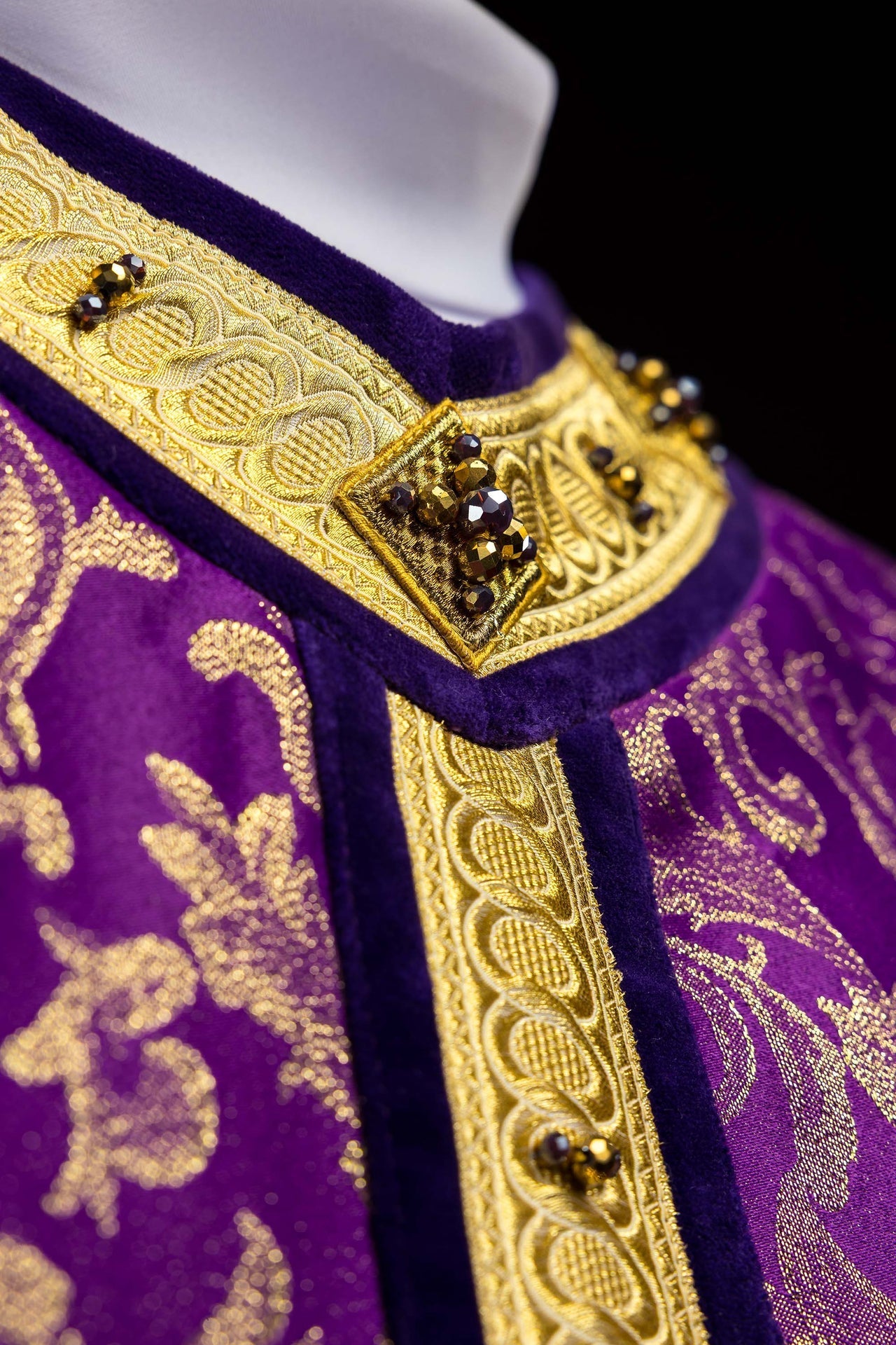 Casula feita à mão com pedras naturais Handmade 7003 - chasubles.com.br