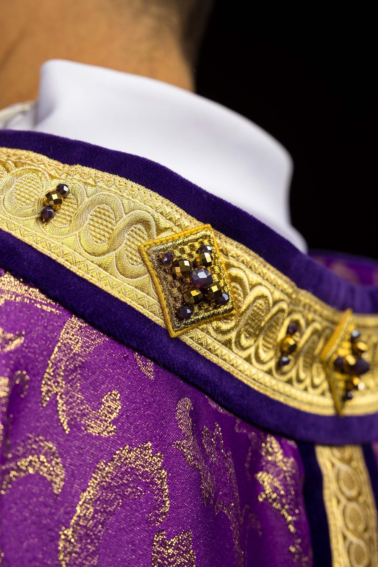 Casula feita à mão com pedras naturais Handmade 7003 - chasubles.com.br