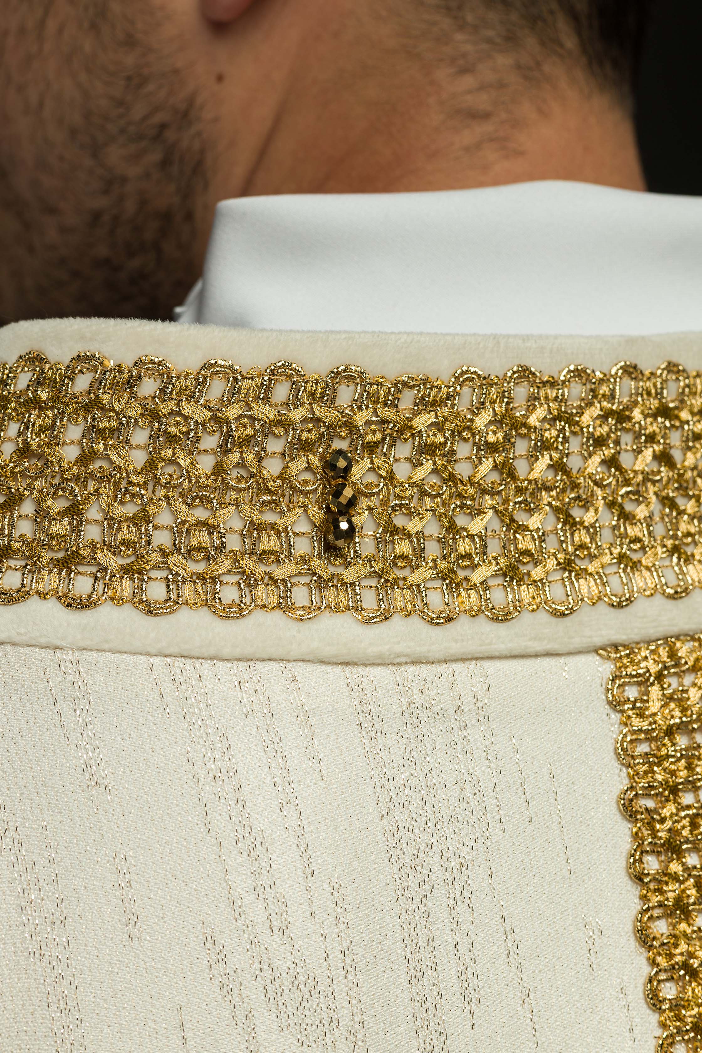 Casula confeccionada à mão com pedras naturais Handmade 7015 creme