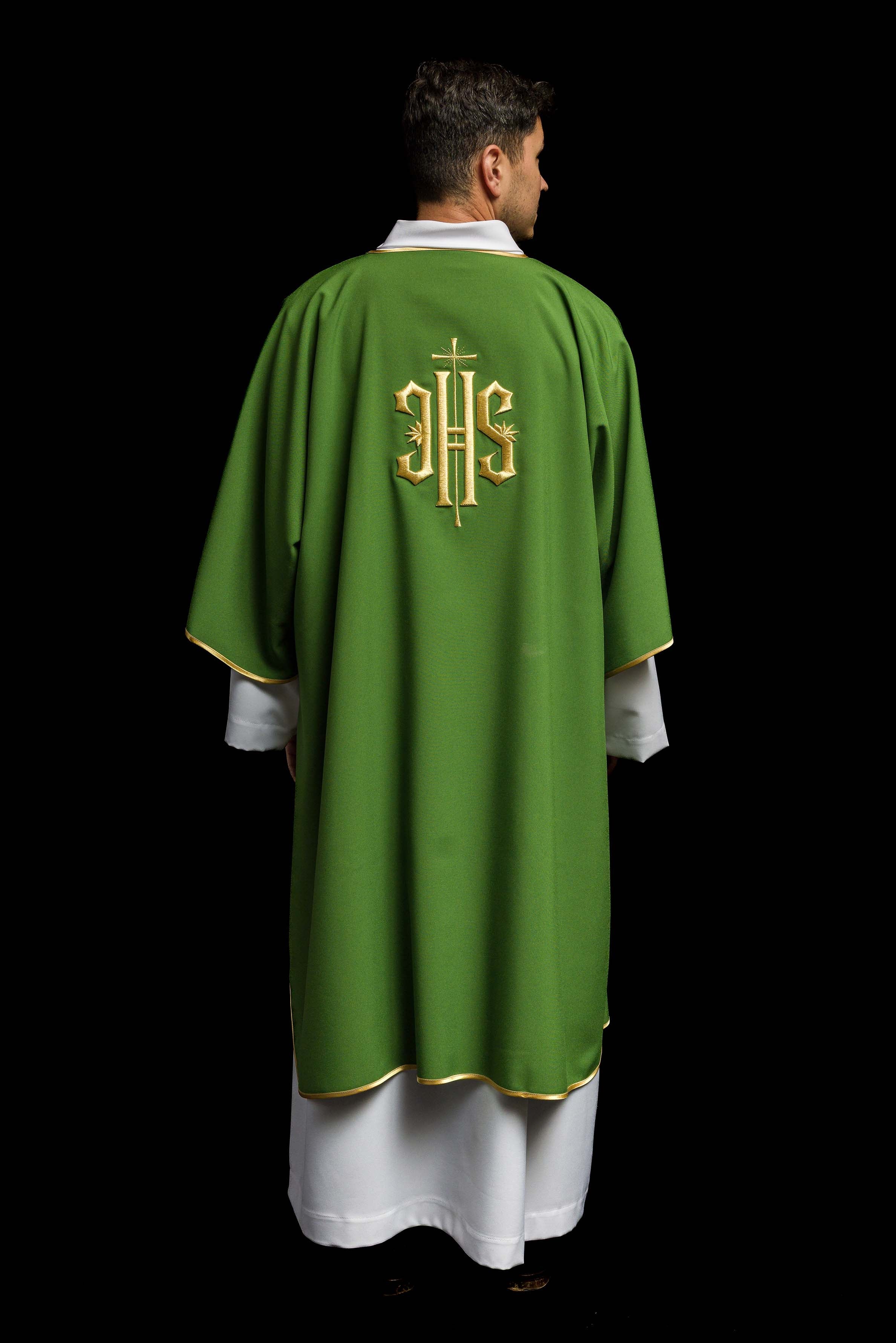 Dalmática verde com IHS bordado dourado