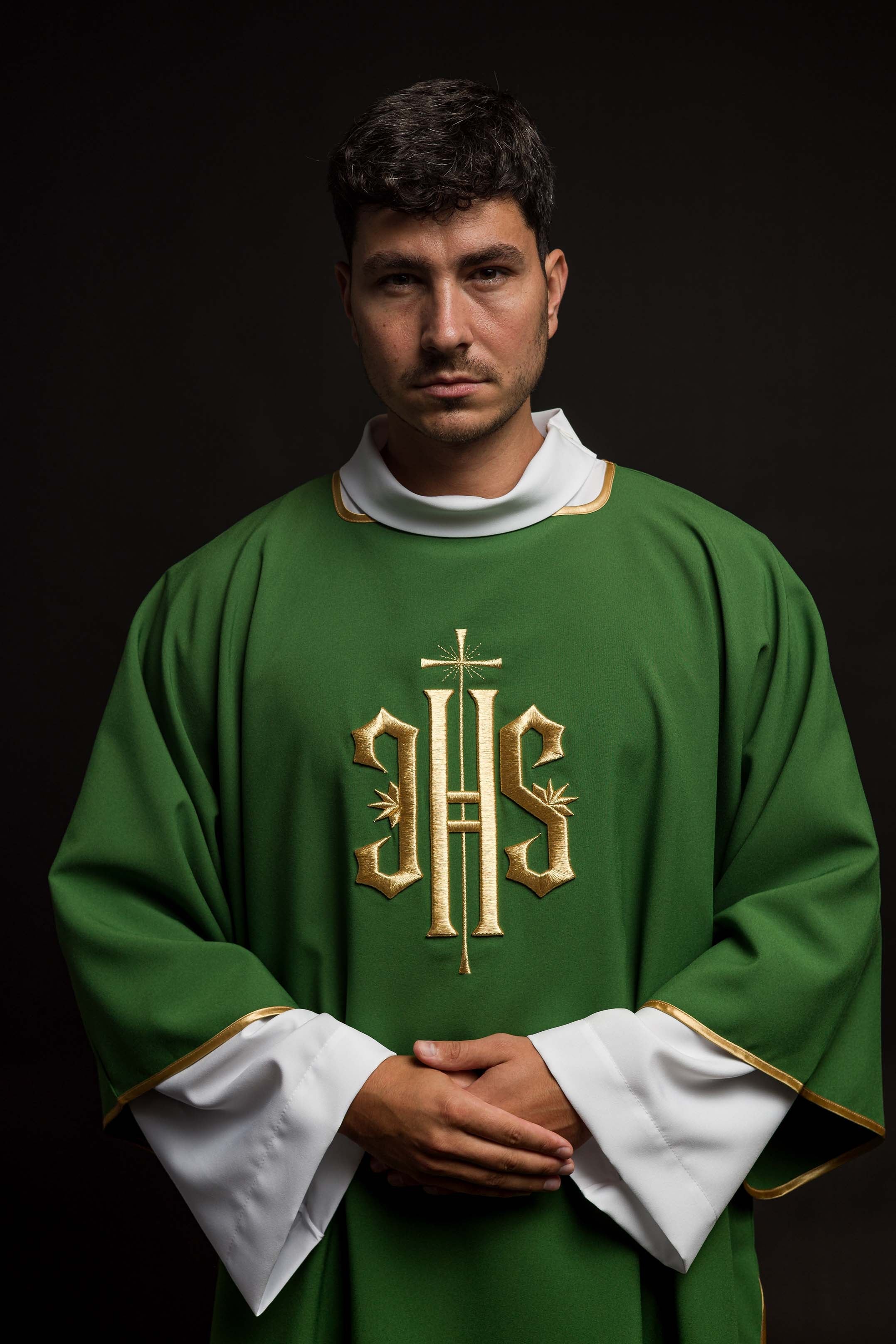 Dalmática verde com IHS bordado dourado
