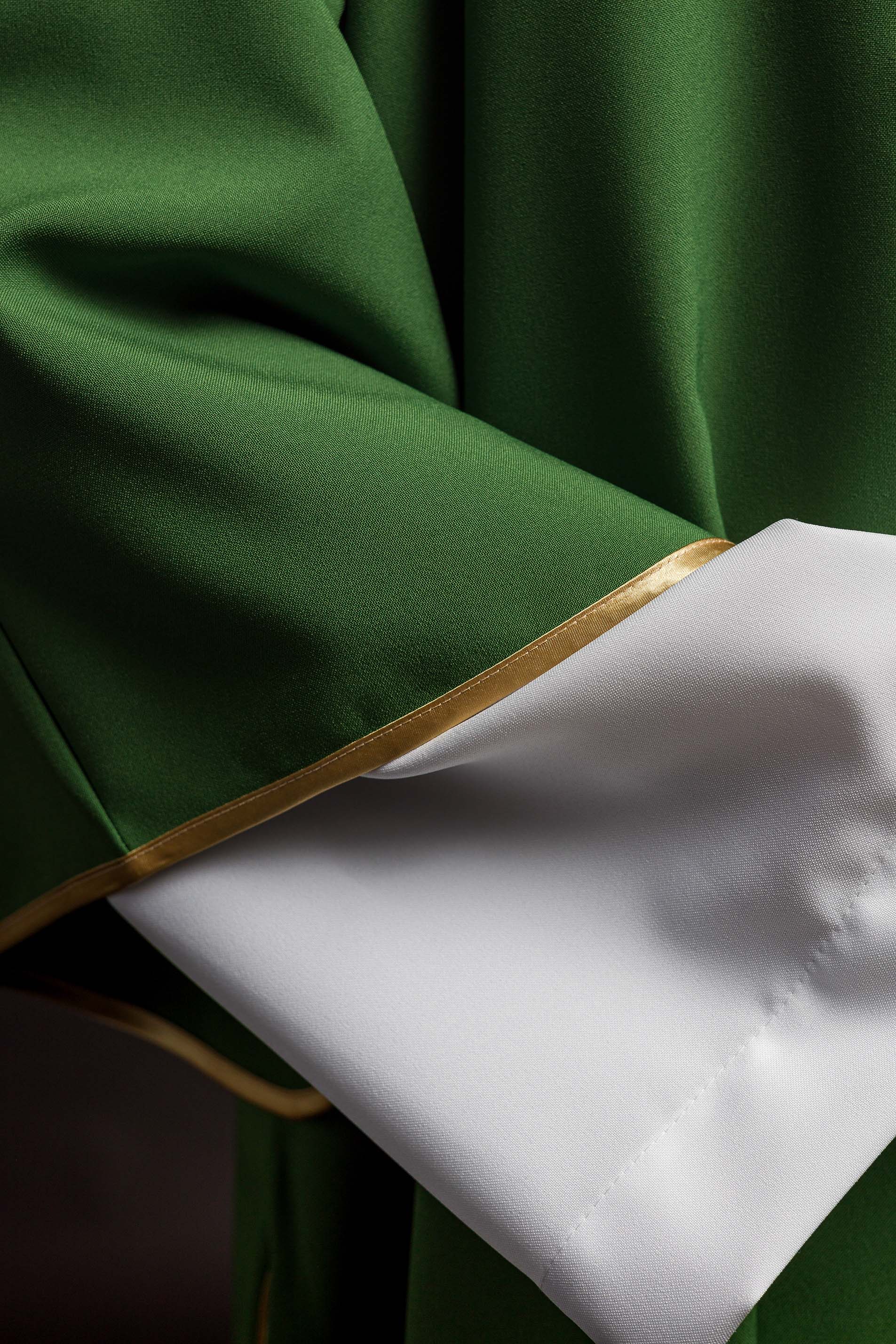 Dalmática verde com IHS bordado dourado