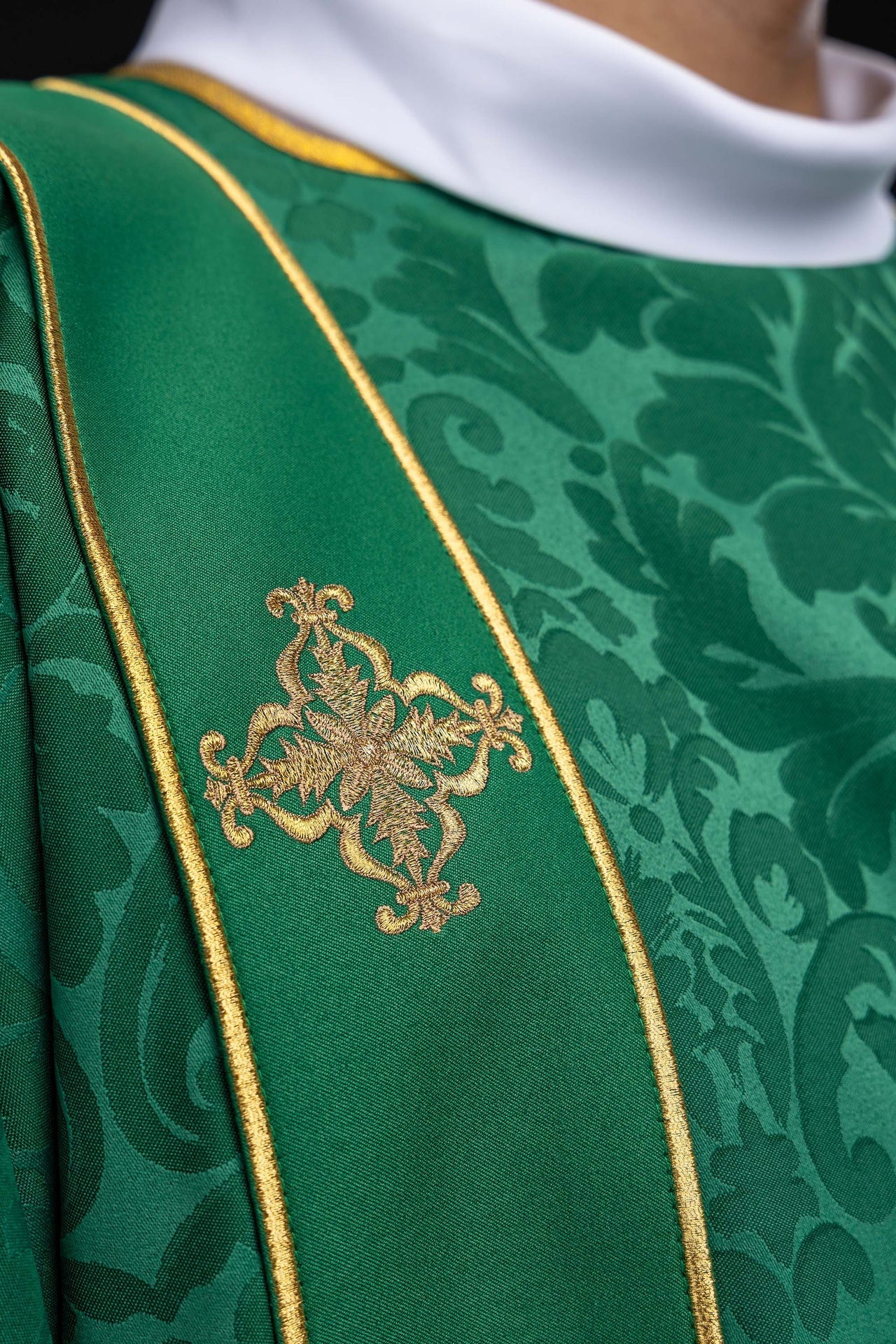 Dalmática verde com faixas e cruzes bordadas douradas em jacquard