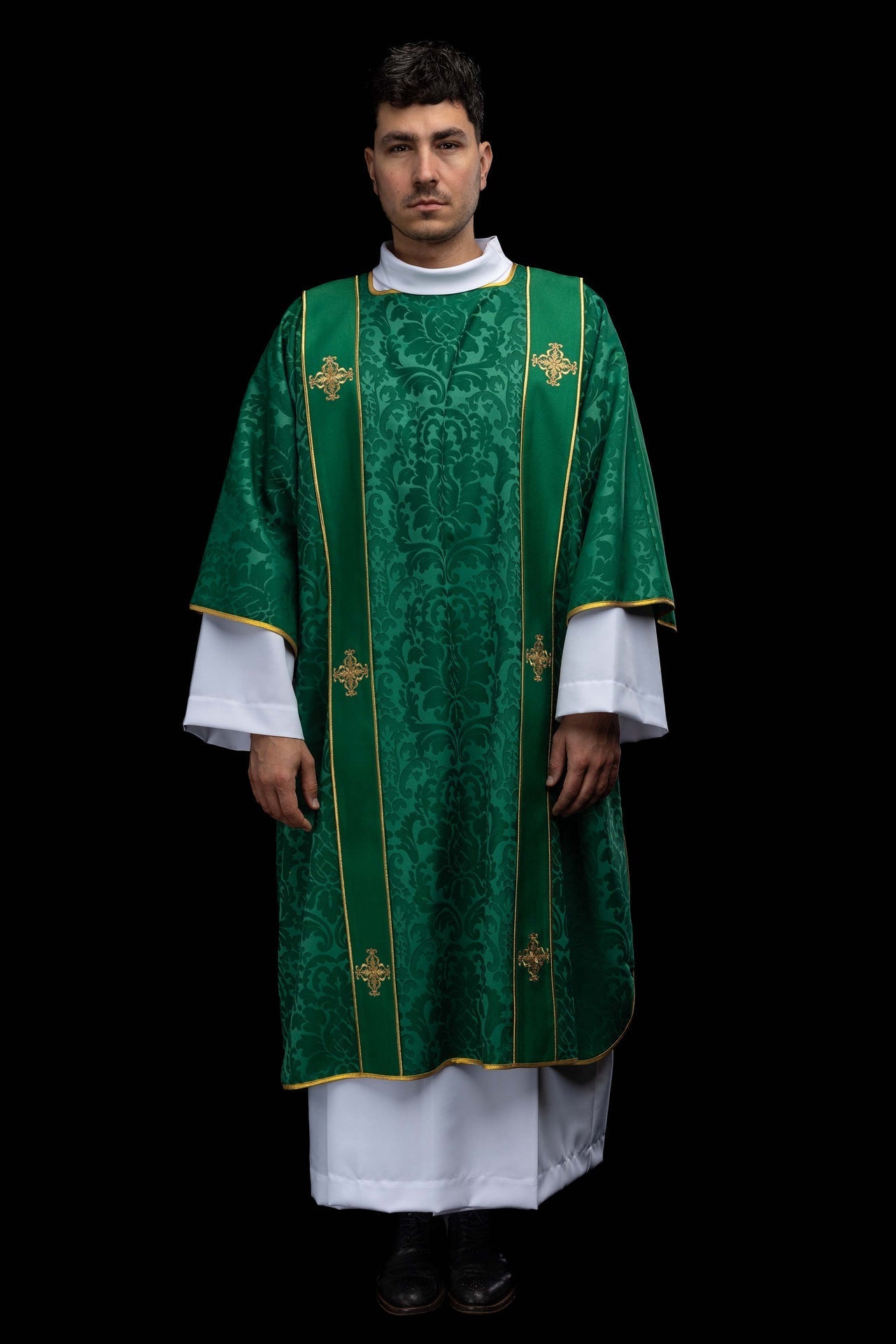 Dalmática verde com faixas e cruzes bordadas douradas em jacquard