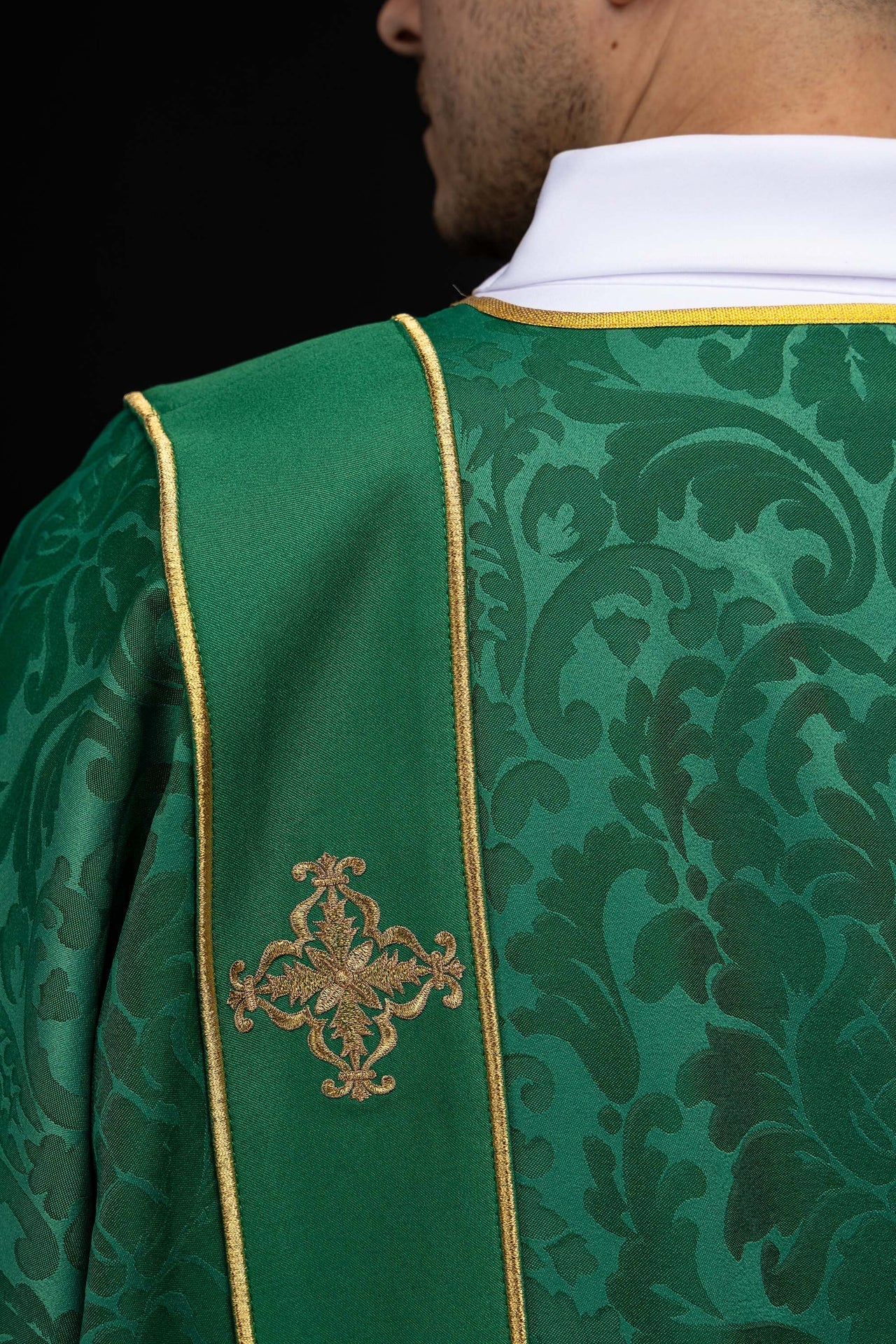 Dalmática verde com faixas e cruzes bordadas douradas em jacquard