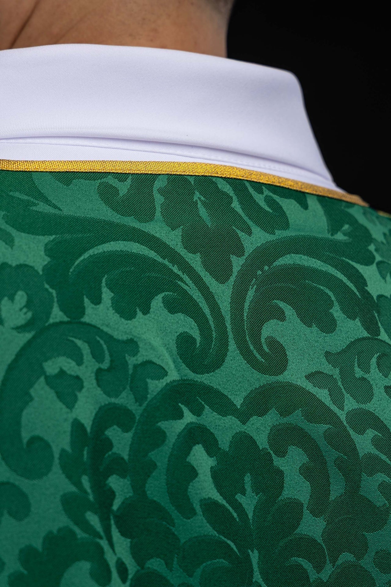Dalmática verde com faixas e cruzes bordadas douradas em jacquard