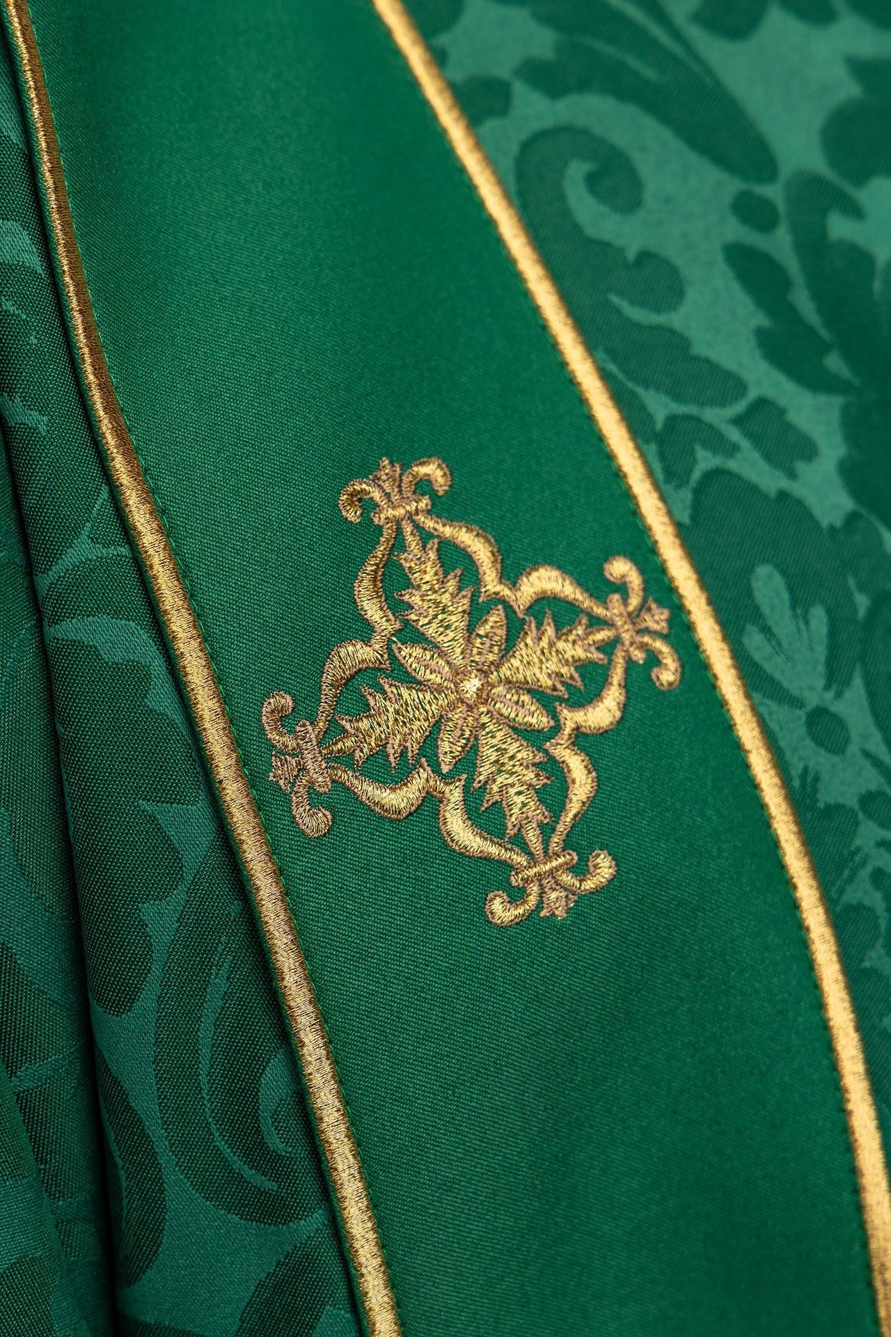 Dalmática verde com faixas e cruzes bordadas douradas em jacquard