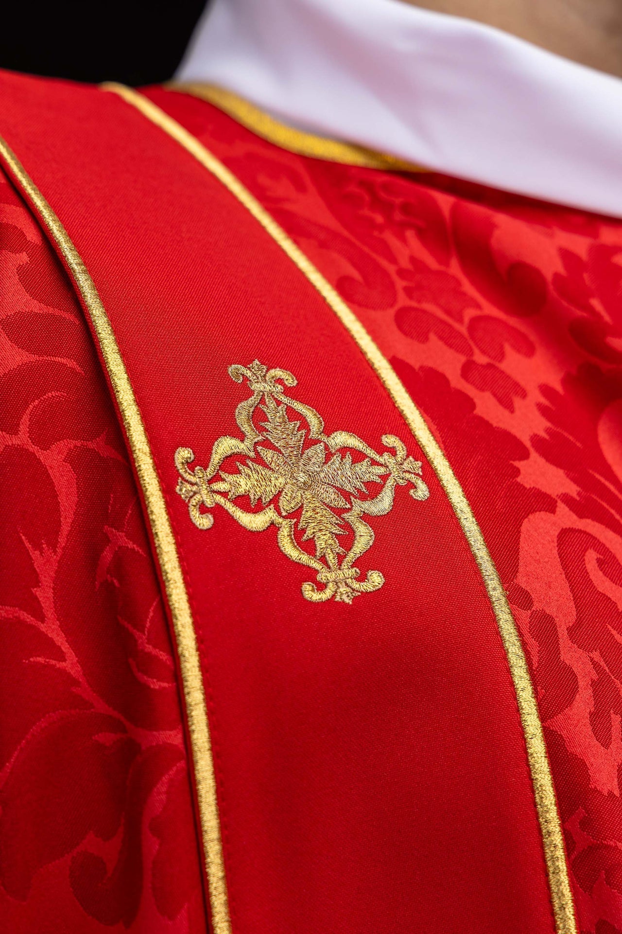 Dalmática vermelha com faixas e cruzes bordadas douradas em tecido jacquard