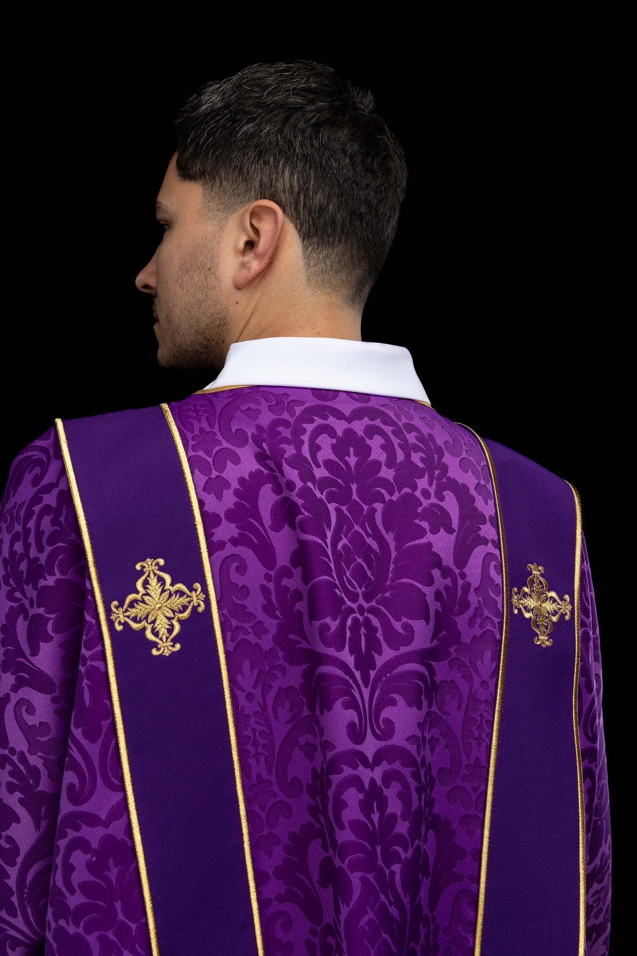 Dalmática roxa com faixas e cruzes bordadas douradas em jacquard para Advento e Quaresma.