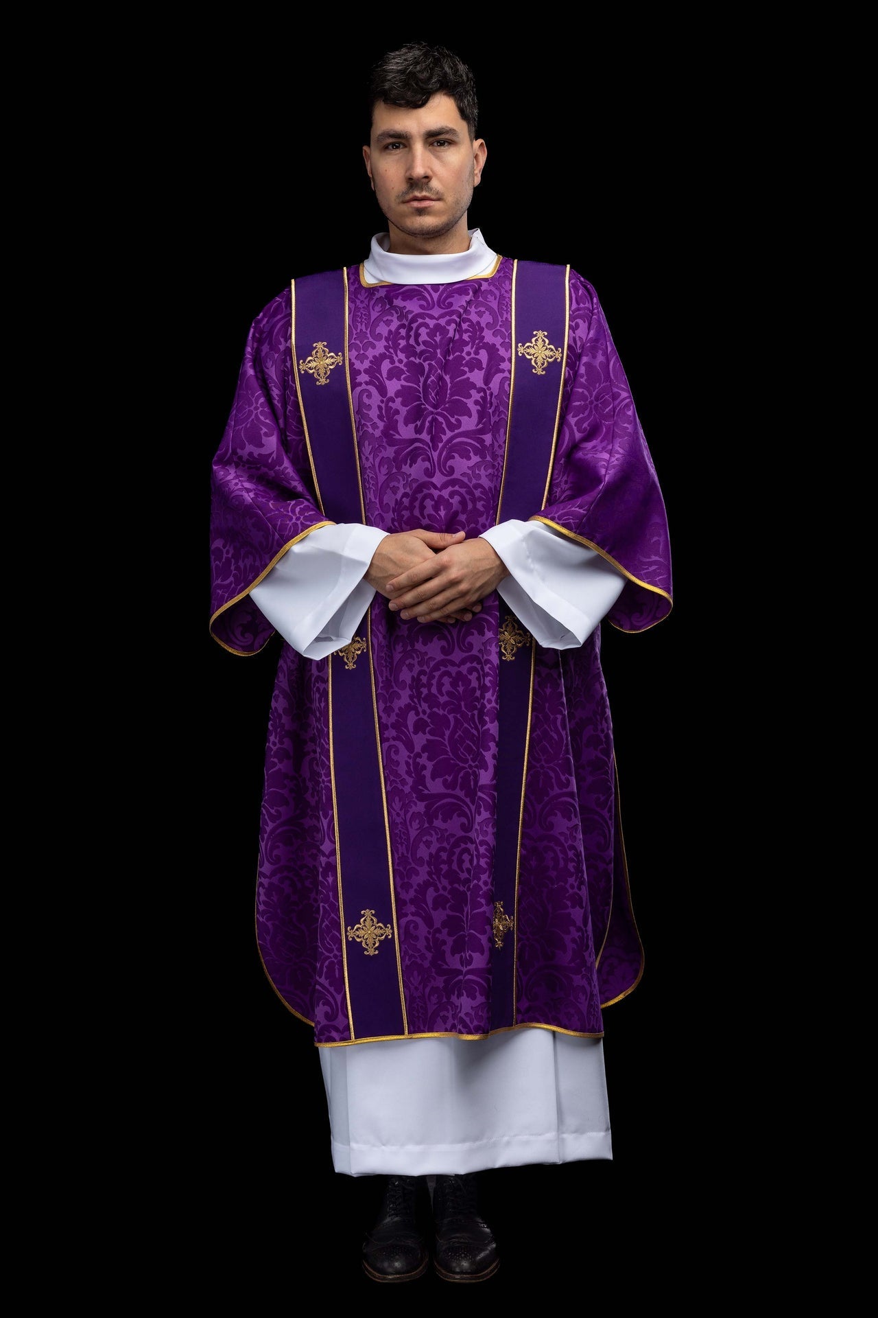 Dalmática roxa com faixas e cruzes bordadas douradas em jacquard para Advento e Quaresma.