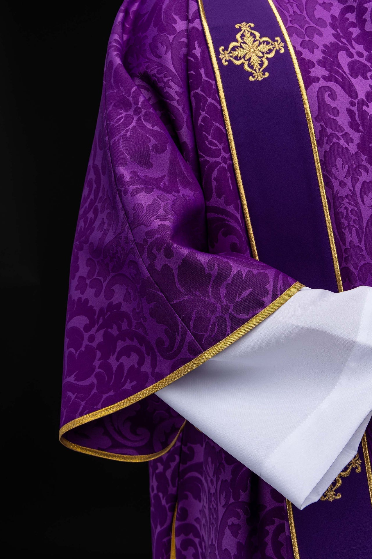Dalmática roxa com faixas e cruzes bordadas douradas em jacquard para Advento e Quaresma.