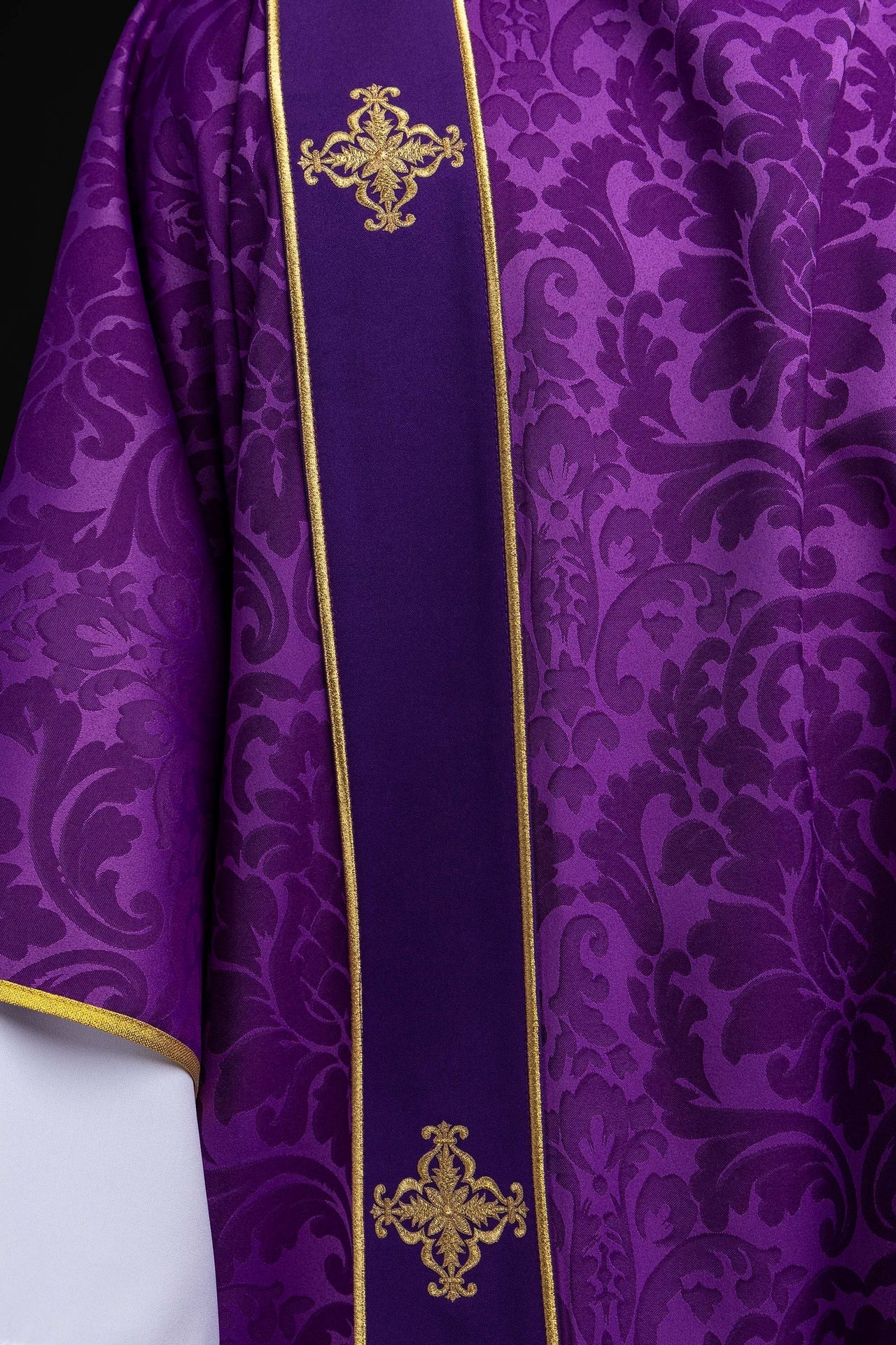 Dalmática roxa com faixas e cruzes bordadas douradas em jacquard para Advento e Quaresma.