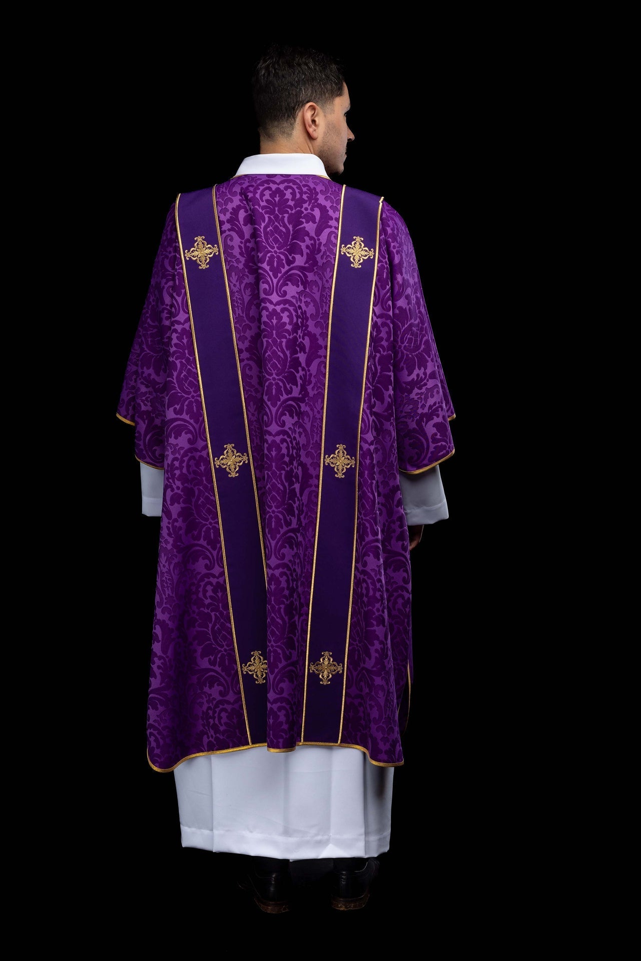 Dalmática roxa com faixas e cruzes bordadas douradas em jacquard para Advento e Quaresma.