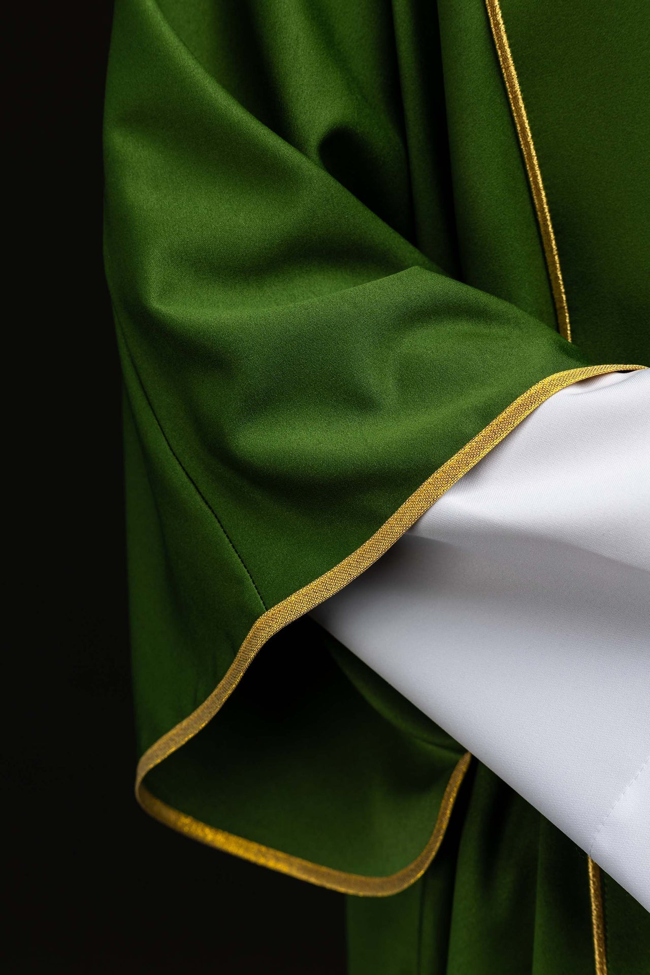 Dalmática verde com faixas e cruzes bordadas douradas