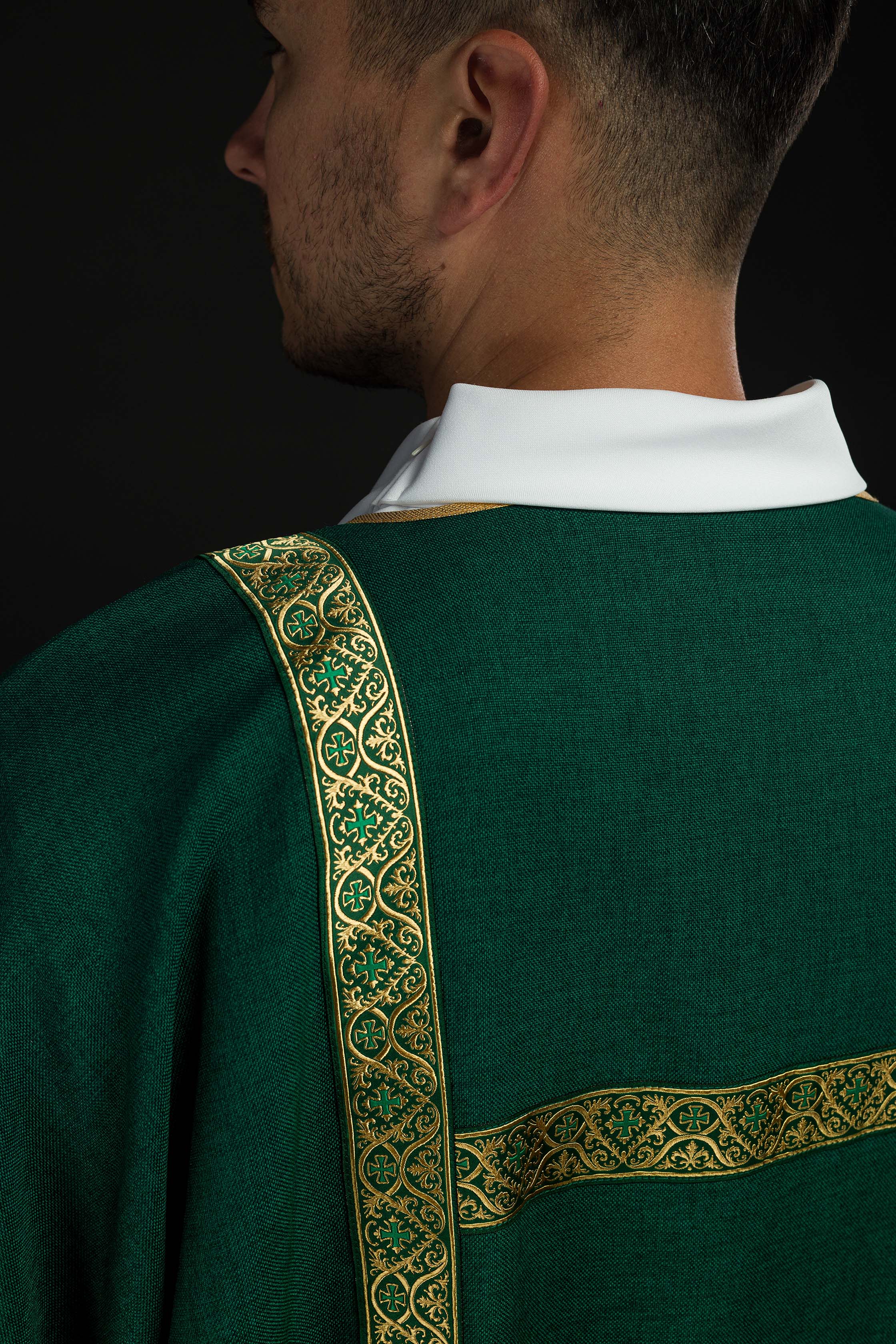 Dalmática verde adornada com galões jacquard dourados