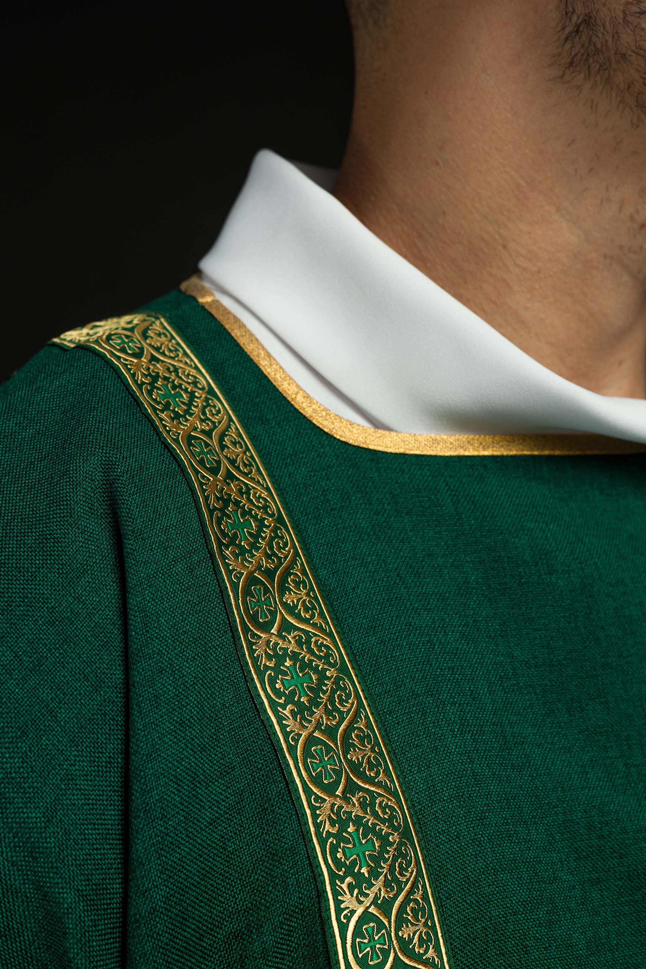 Dalmática verde adornada com galões jacquard dourados