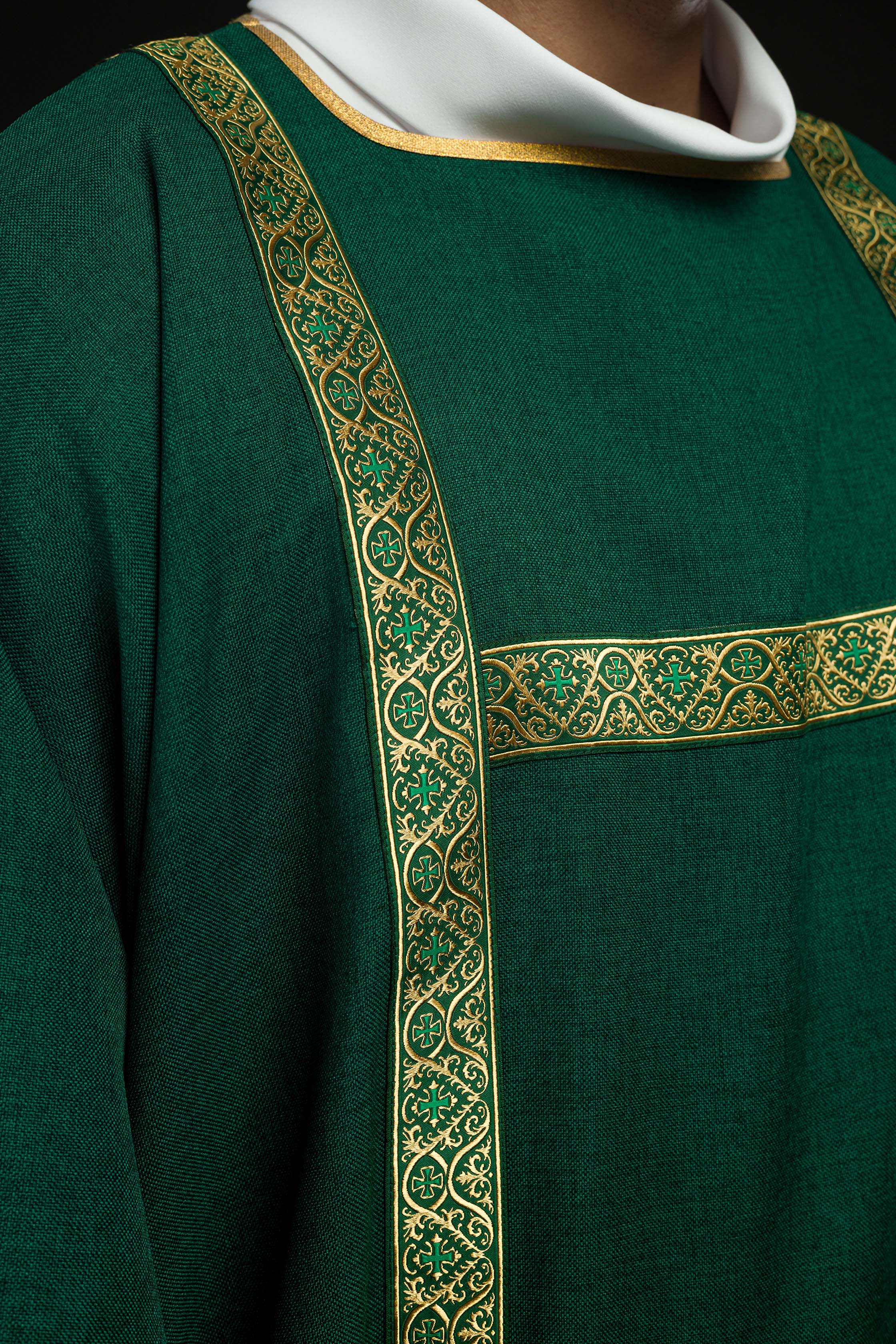 Dalmática verde adornada com galões jacquard dourados