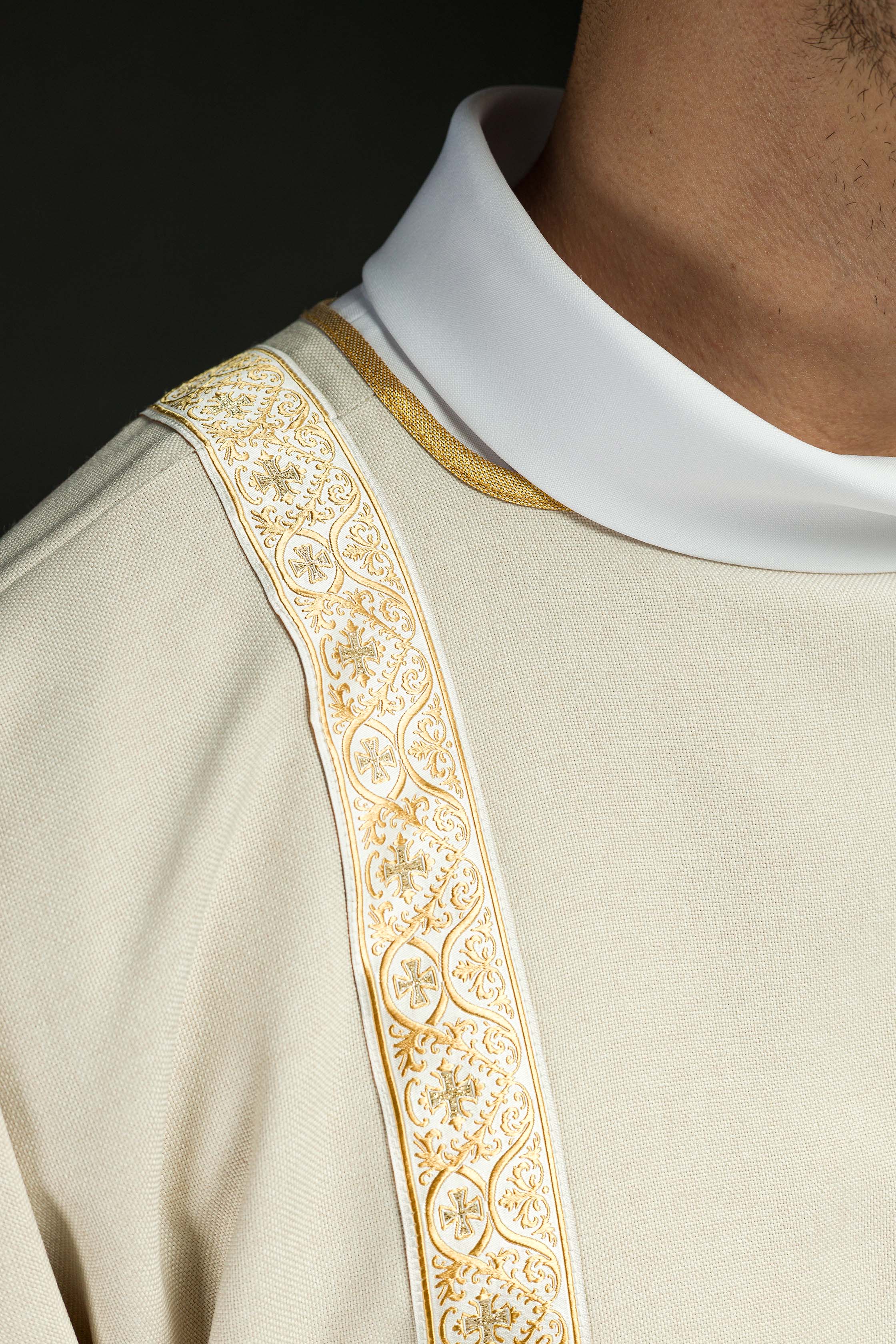 Dalmática creme adornada com fitas jacquard douradas