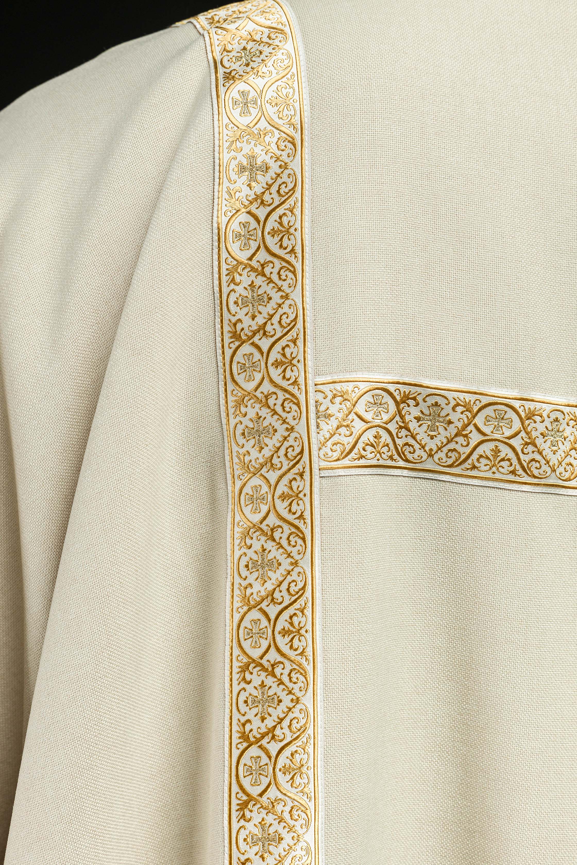 Dalmática creme adornada com fitas jacquard douradas