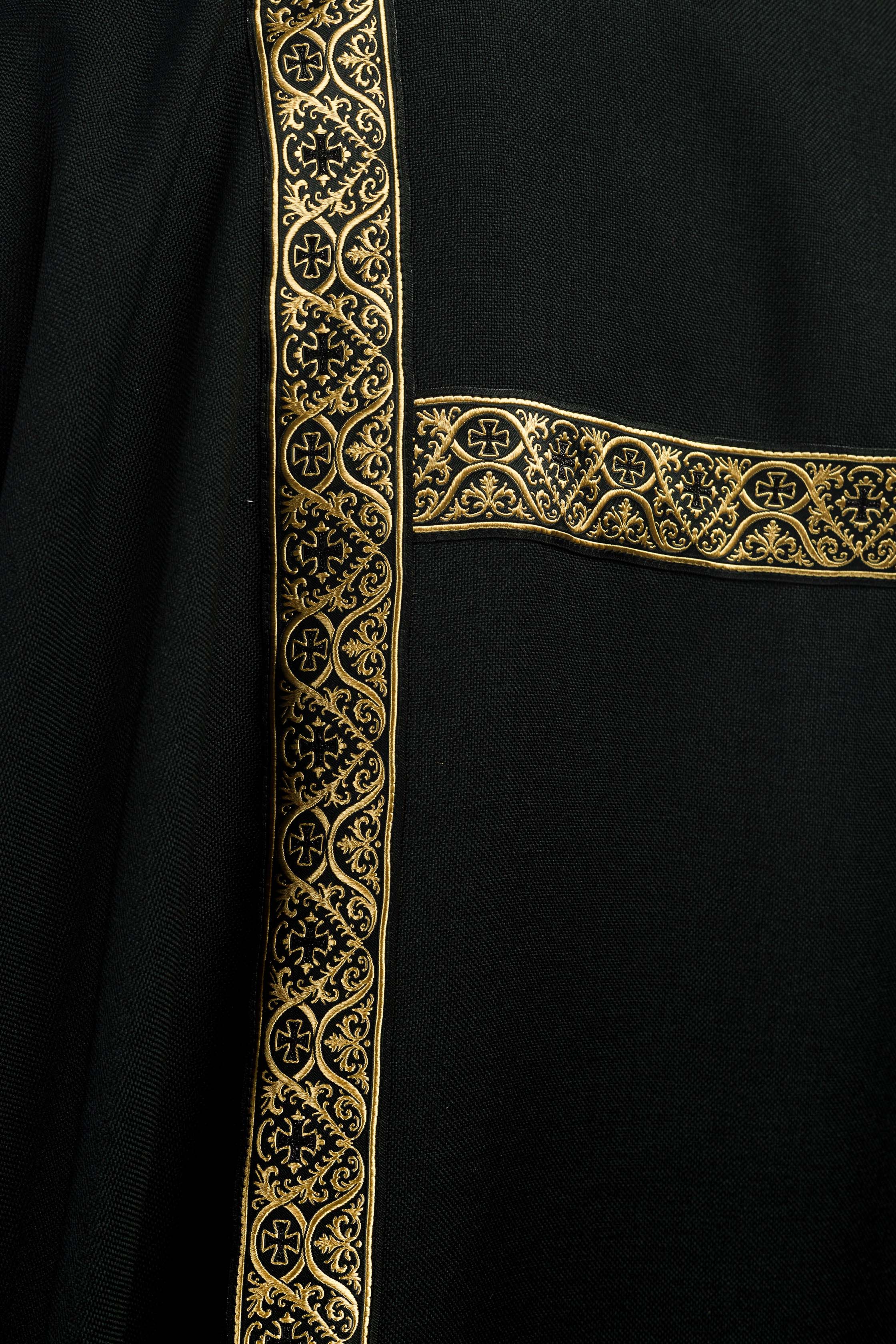 Dalmática preta com faixas de brocado dourado