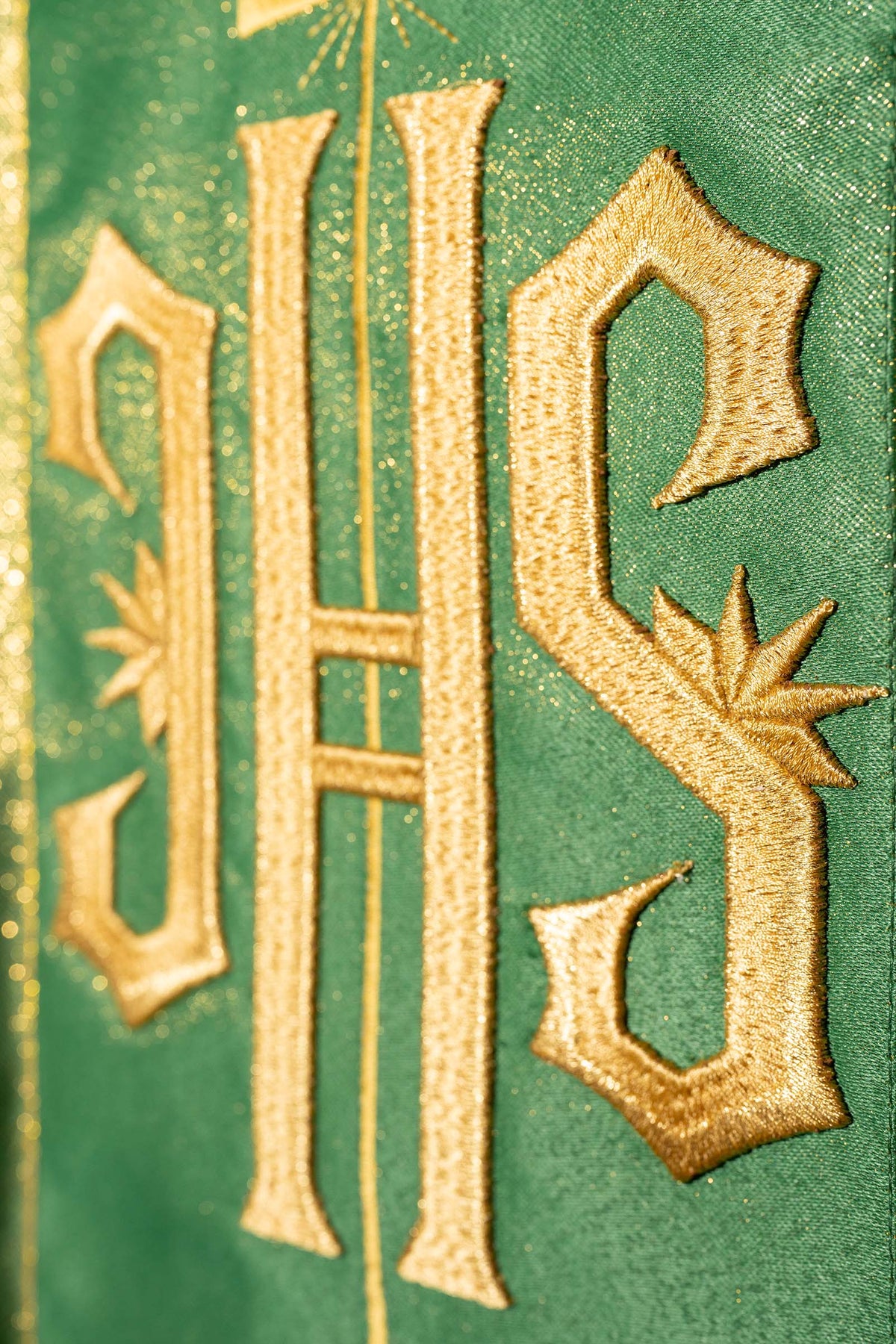 Casula verde ricamente bordada com motivo dourado e faixa larga IHS