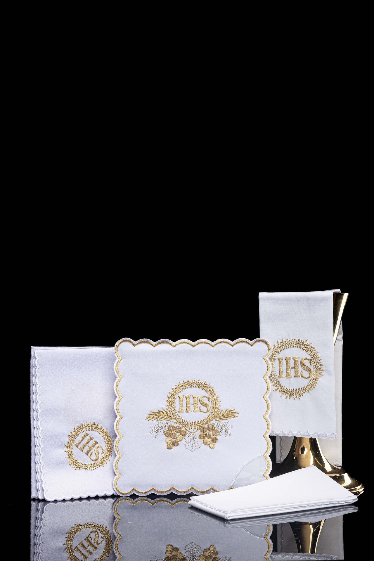 Conjunto branco de alfaias para cálice com bordado do motivo IHS