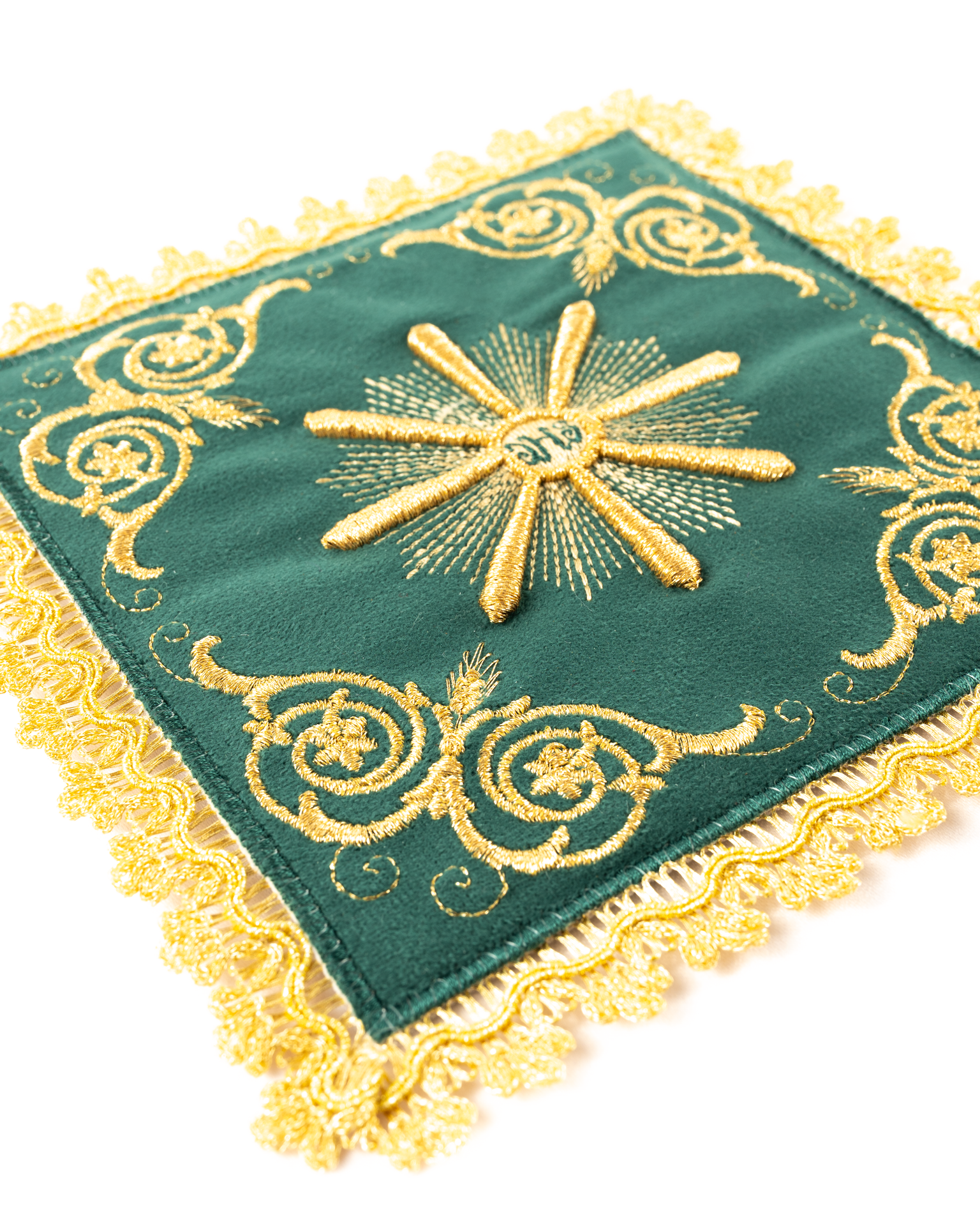 Conjunto de alfaias litúrgicas verde com pala de veludo e bordado IHS — corporal com cruzes douradas nos cantos, sanguíneo e manutérgio.